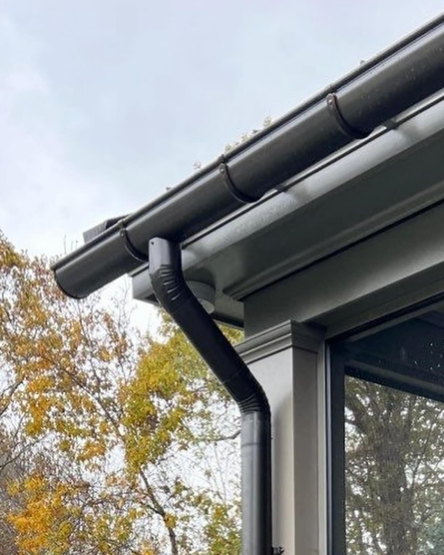 ✨ Sleek. Durable. Timeless. ✨ 

Check out these Bronze Half Round Gutters with Smooth Downspouts.

This classic style doesn&rsquo;t just protect your home &mdash; it elevates it.

✅ Elegant curb appeal
✅ Long-lasting performance
✅ Rust-resistant and 