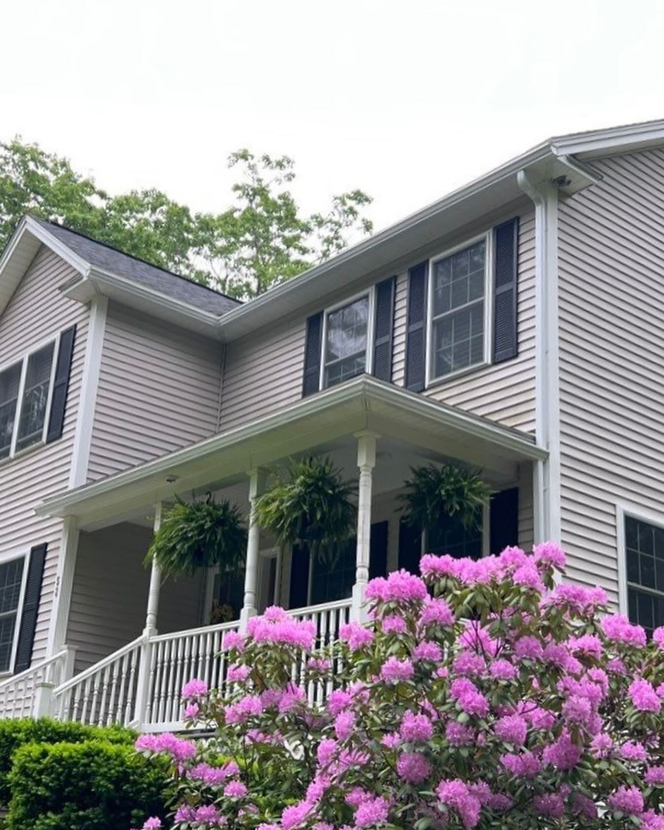 Installed our White Pro5K Gutters last week on this beautiful home in Rindge.

Call us for your gutter install!

📞603.760.1927
🖥️ www.legacygutter.com

#legacygutter #guttersystem #gutters #seamlessgutter #customgutters #guttersanddownspouts #gutte