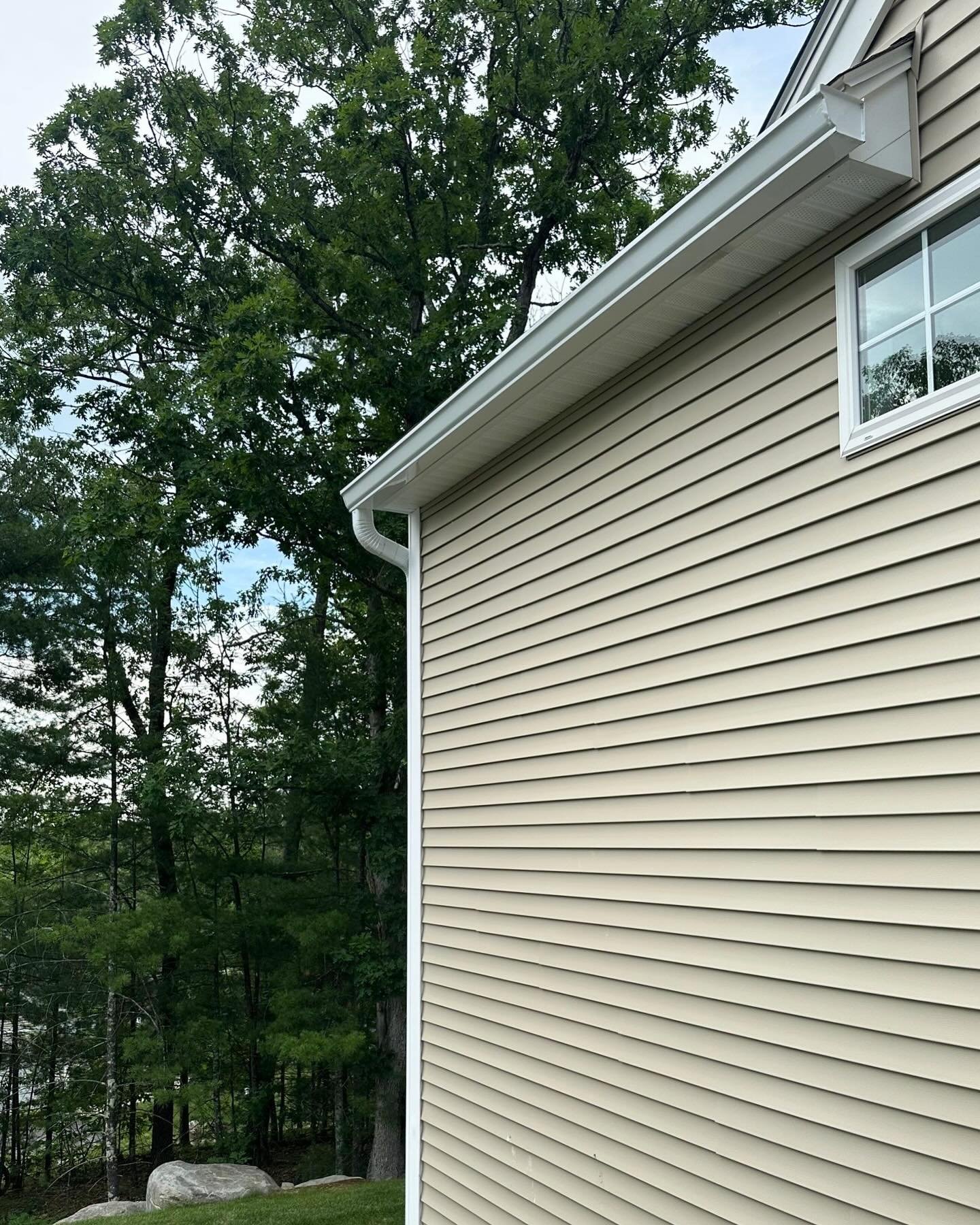🏡 Another Beautiful Upgrade in Milford, NH!
We just completed a clean and durable White Pro5K Gutter installation for a happy homeowner in Milford! 💧✨ These high-performance gutters are built to last and look great with any siding color.

✅ Enhance