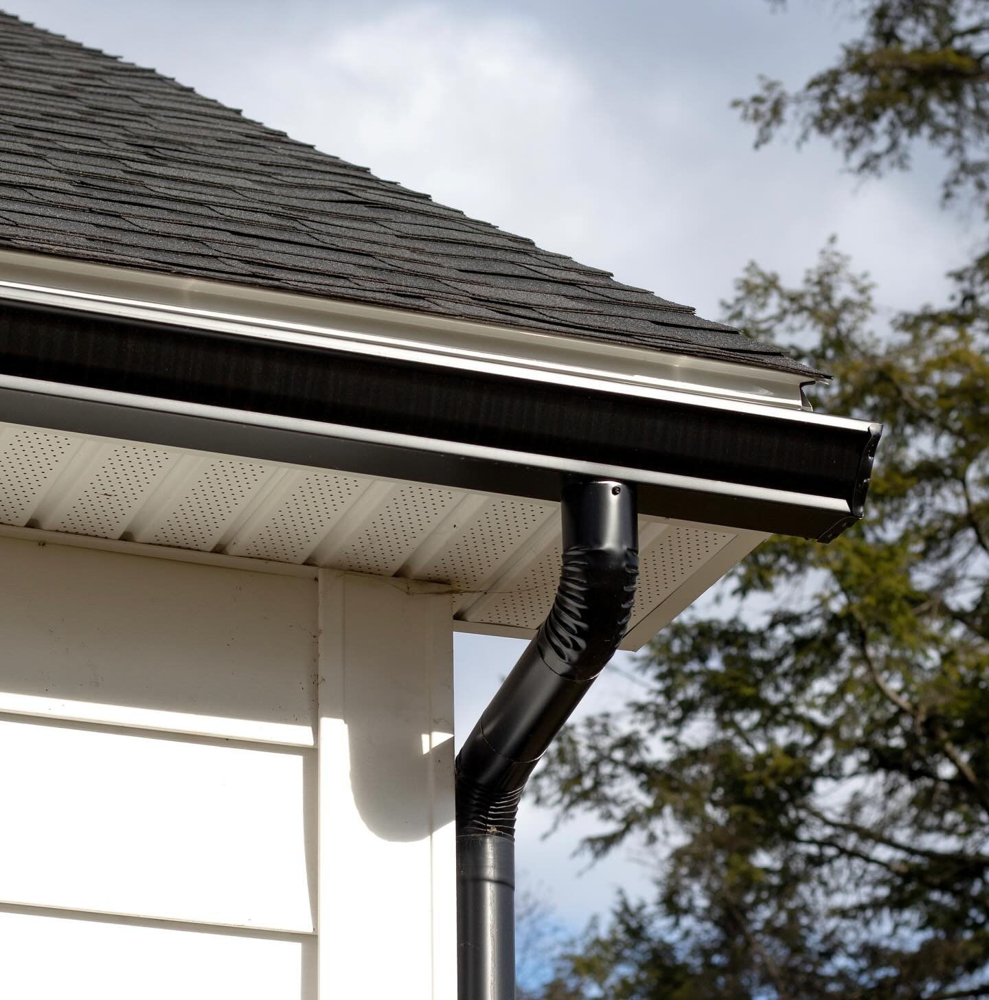 Meet the power combo: Pro5K Black Gutters + Smooth Round Downspouts 🖤

Sleek. Clean. Built to last.
This setup doesn&rsquo;t just handle the rain &mdash; it elevates your entire exterior.

Ready to upgrade your home&rsquo;s style and performance?

?