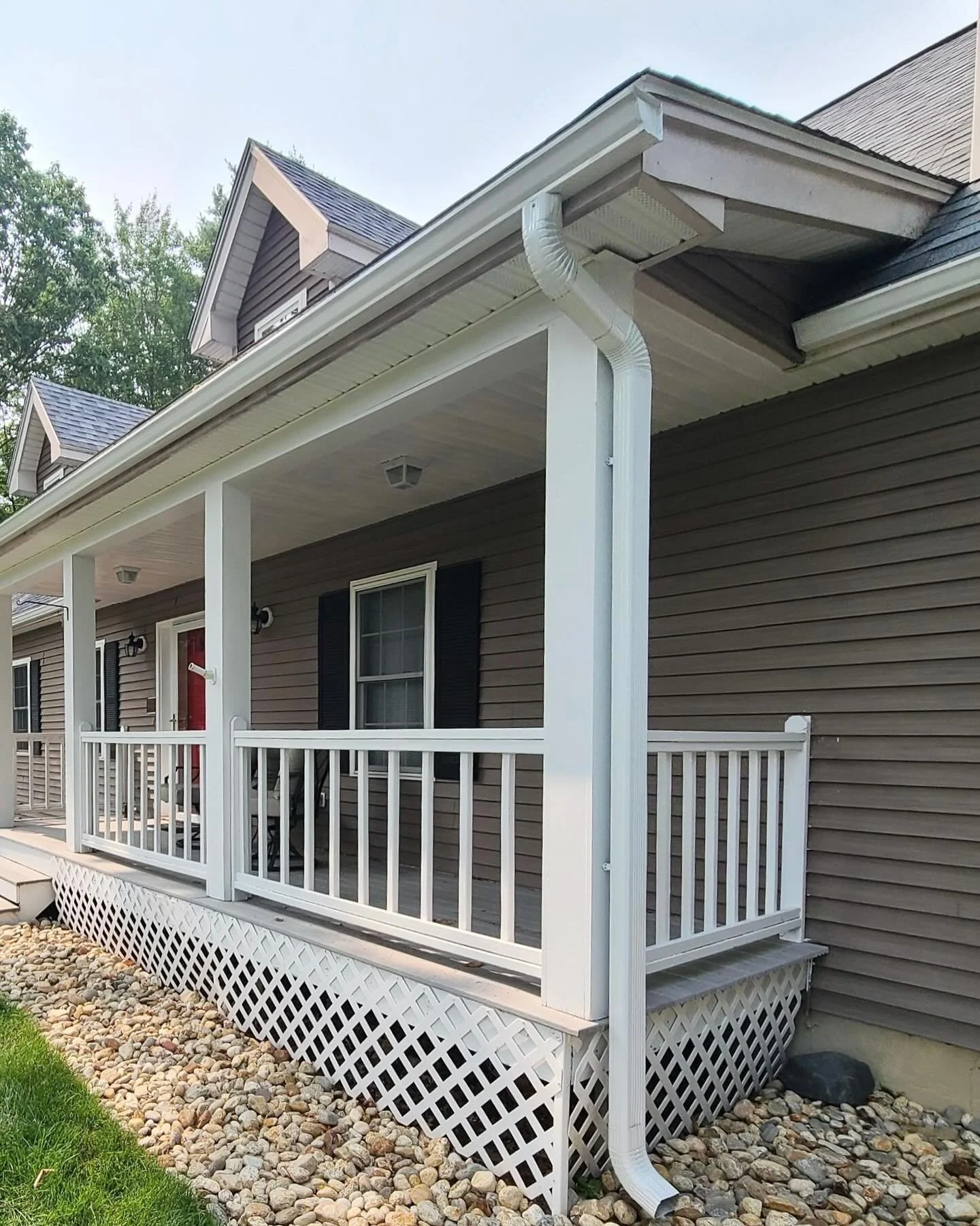 ✨ Project Spotlight &ndash; Wilton, NH ✨

Recently wrapped up a clean, efficient install of our Pro5K gutters paired with MicroGuard gutter guards on this beautiful home in Wilton! 🏡

✅ 5K standard profile for optimal water flow
✅ MicroGuard technol