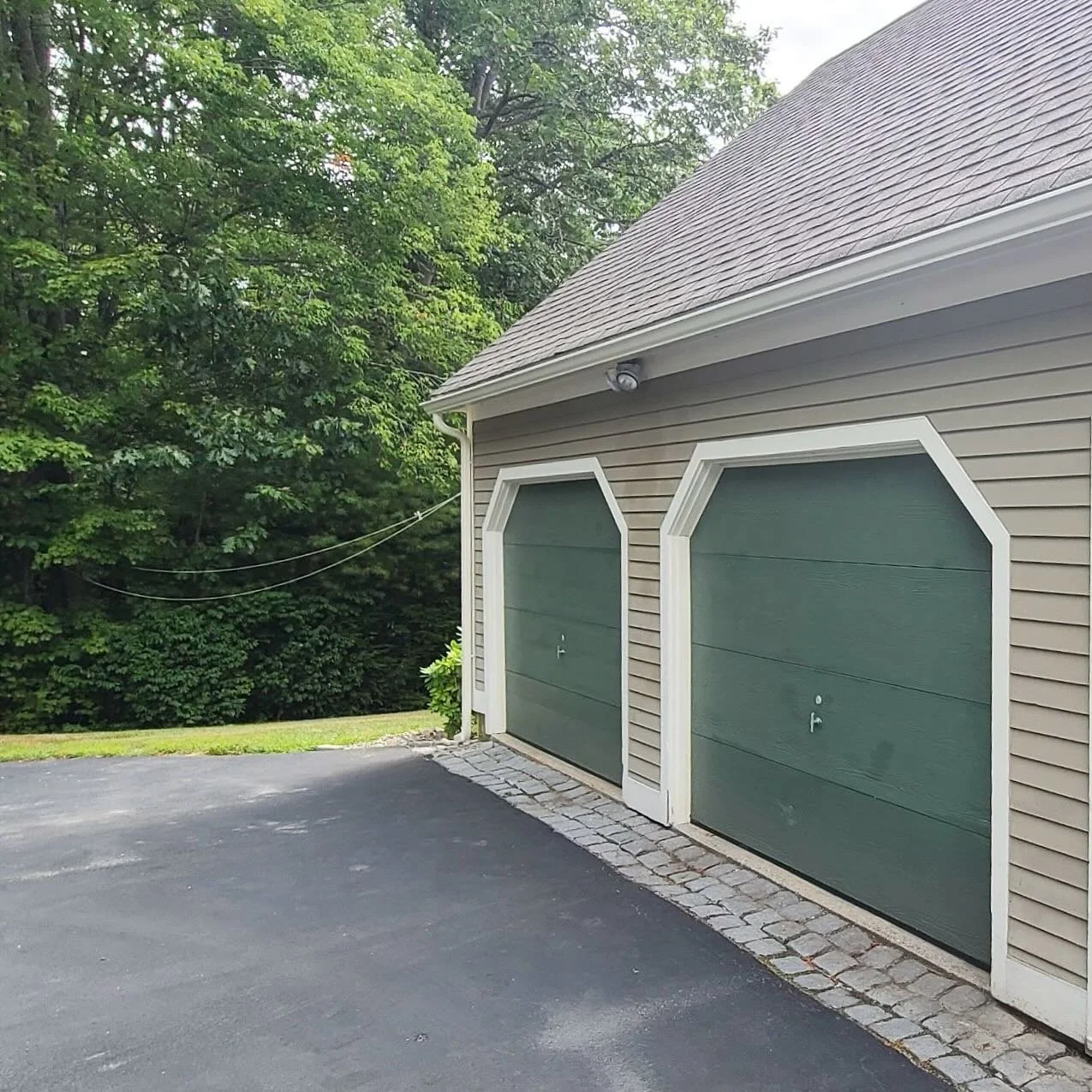 🚨 Project Spotlight &ndash; Hancock, NH! 🏡

We recently wrapped up a clean and classic Pro5K gutter installation in the color eggshell in Hancock, New Hampshire. 💧✅

This color choice blends perfectly with the home&rsquo;s exterior for a seamless 