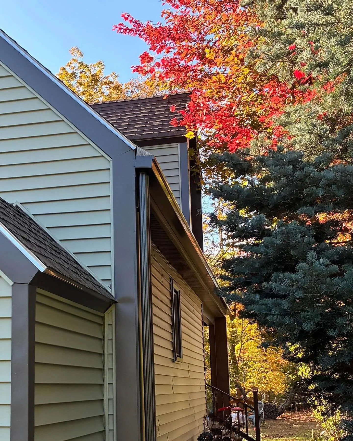 🍁 Don&rsquo;t let fall leaves turn into winter damage!

Clogged gutters can cause ice dams, roof leaks, and costly repairs.

Now&rsquo;s the perfect time for a seasonal gutter cleaning.

Call Legacy Gutter today and protect your home before winter h