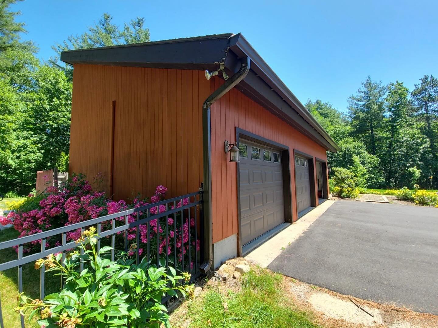 Pro6K Gutters in Musket color✨ 

Clean lines, bold finish, and built to handle whatever the weather throws at them. 

This color adds serious curb appeal while keeping things durable and low maintenance.

Small detail. Big upgrade. 💪🏽🏡

📞603.760.