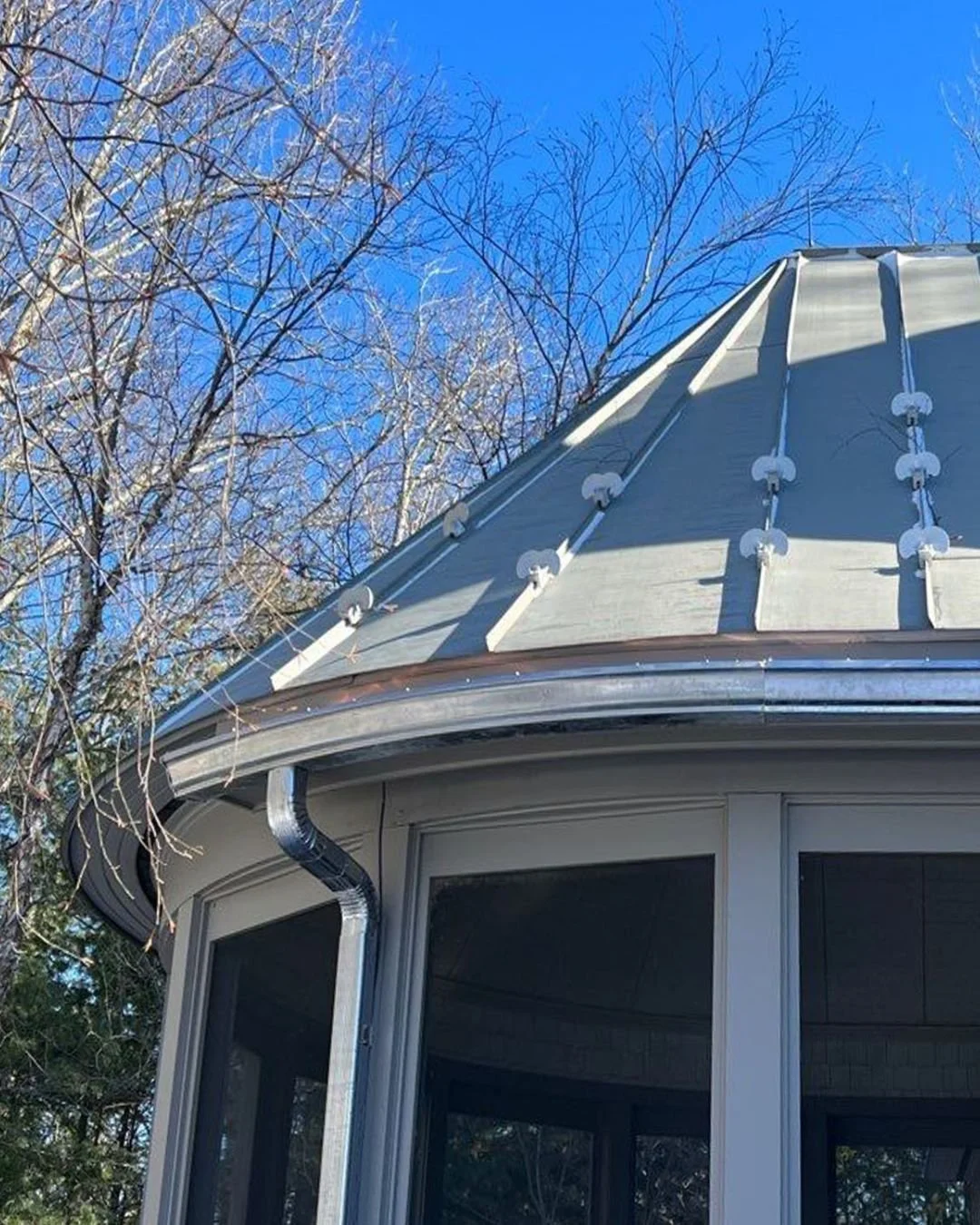 Upgrade your home with Radius Gutters! Clean lines  and built for long-lasting performance.

&bull; Pro5K, Pro6K &amp; Half Round Profiles (and others!)
&bull; Aluminum, Copper &amp; Custom Colors
&bull; Custom-fit to the contour of your trim

Ask Le