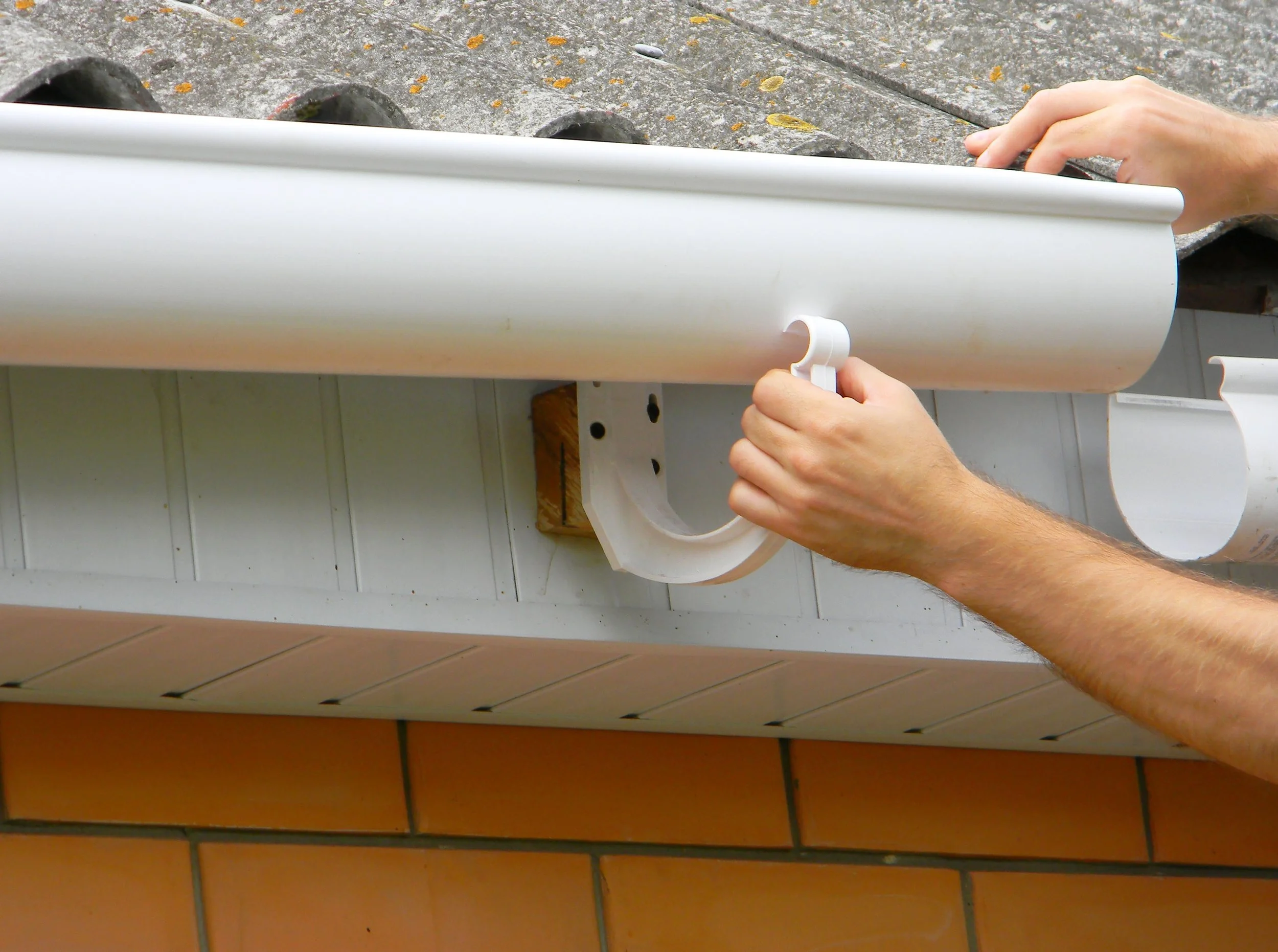 5 Relatable Signs You Need Gutter Installation Services