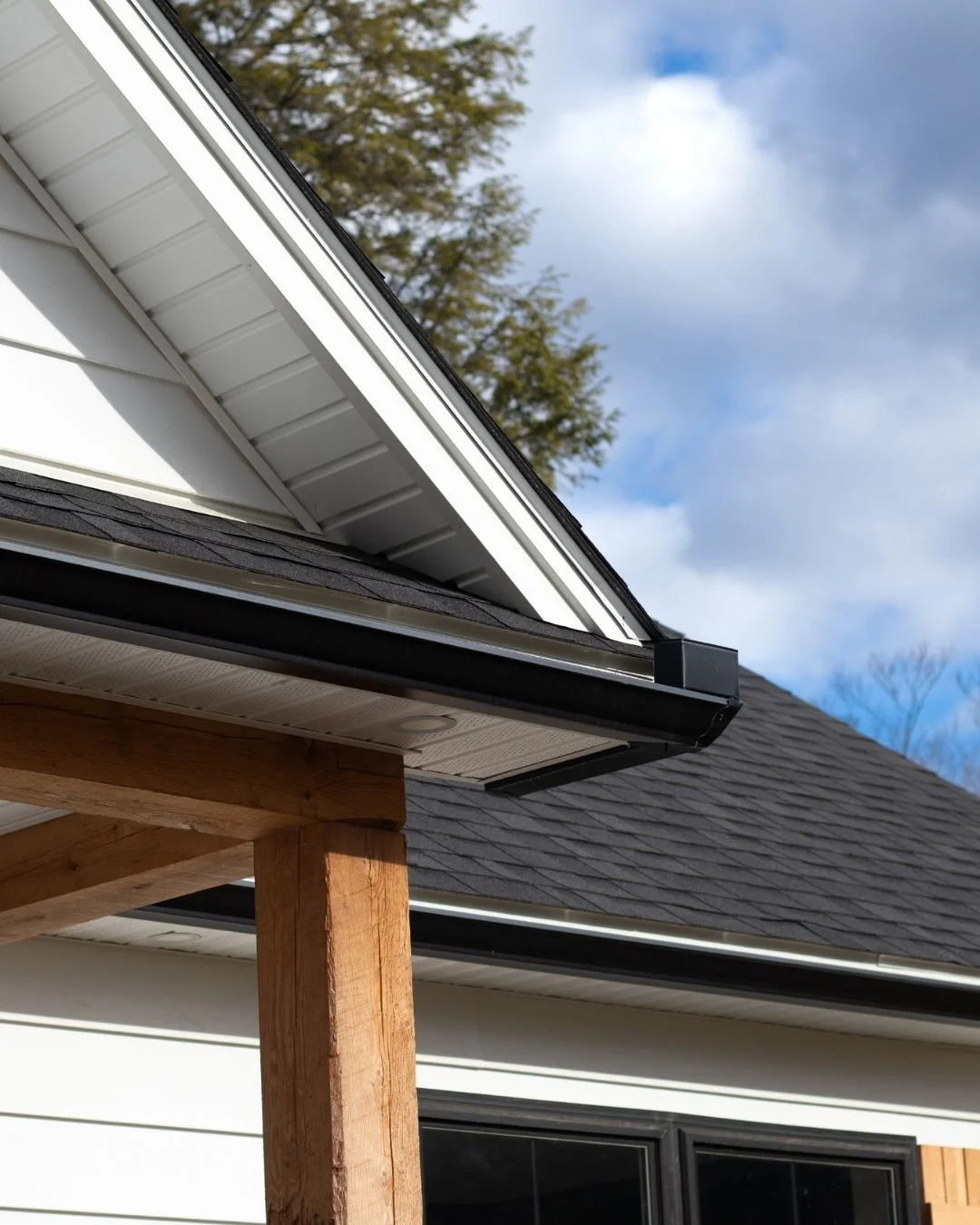 🏠 What Do Gutters Actually Do?

Gutters do more than collect rainwater. They help protect your roof, siding, landscaping, and foundation from costly water damage. 💧

A properly working gutter system directs water away from your home, helping preven