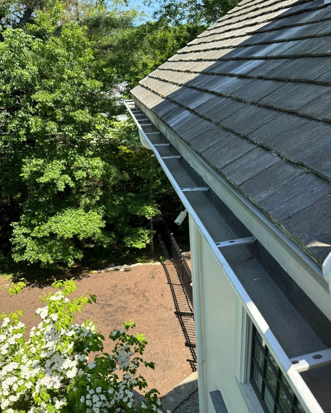 🍂 Don&rsquo;t let your gutters become an afterthought! 

Keeping them clean helps protect your home from water damage and costly repairs.

Now is a great time to get your gutter cleaning on the schedule with Legacy Gutter before our calendar is book