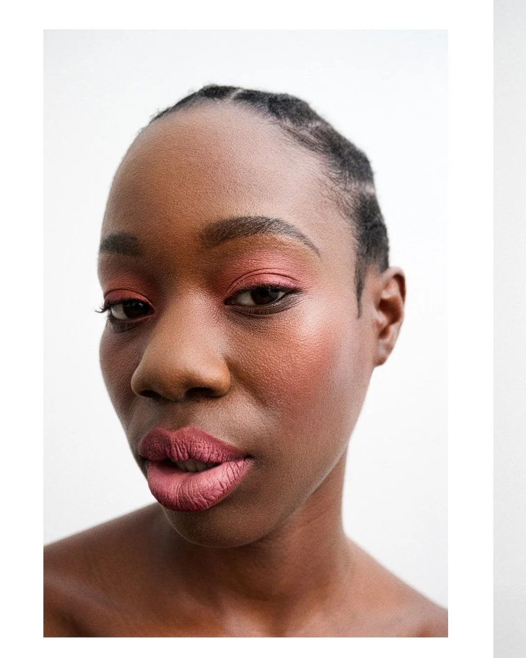 💋👄💄💇🏾&zwj;♀️🪮💅🏾🩷
with @phooeebe (@maggieagency) and
@rachaelberkowitz (@anchorartists) at
studio @parachute_studios
photo @karindailey