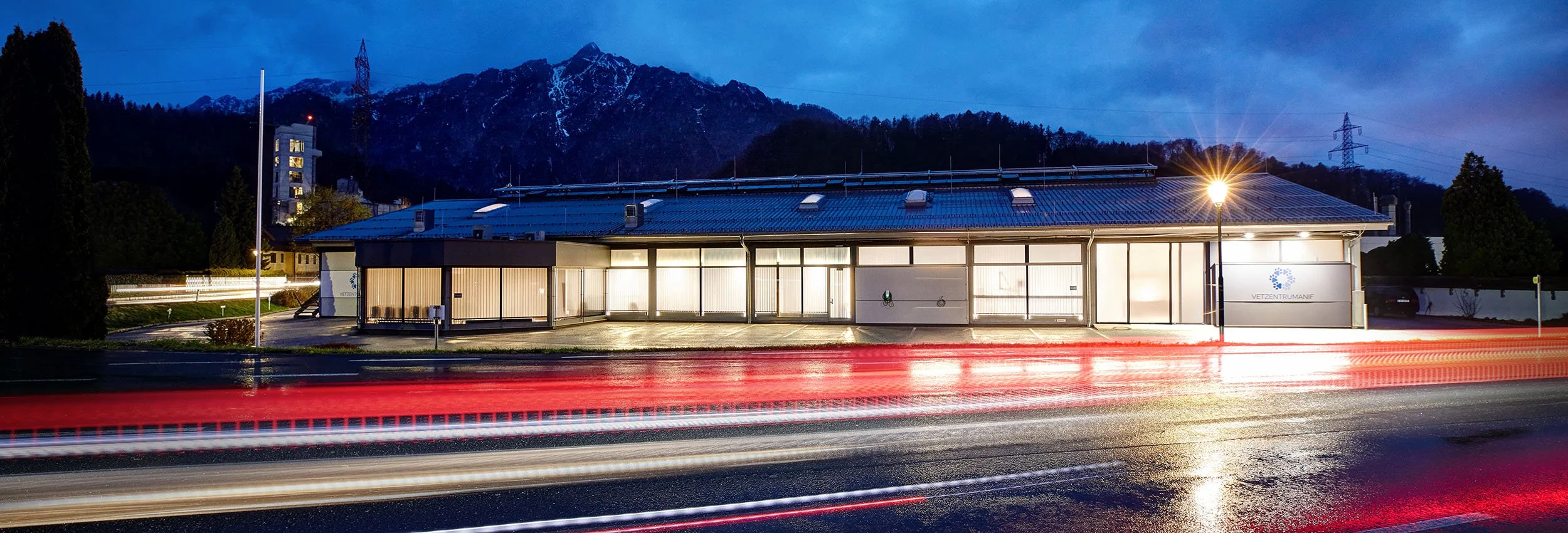 Vetzentrum Anif Nachtaufnahme