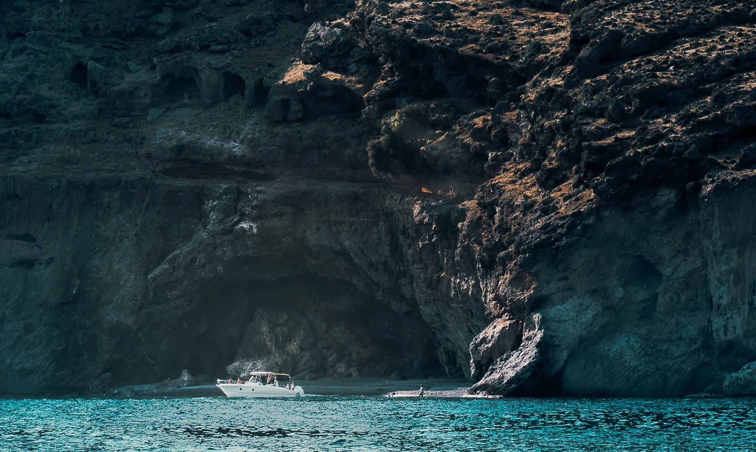 TRAVEL Loutro Cliffs Boat GREECE 2022.jpg