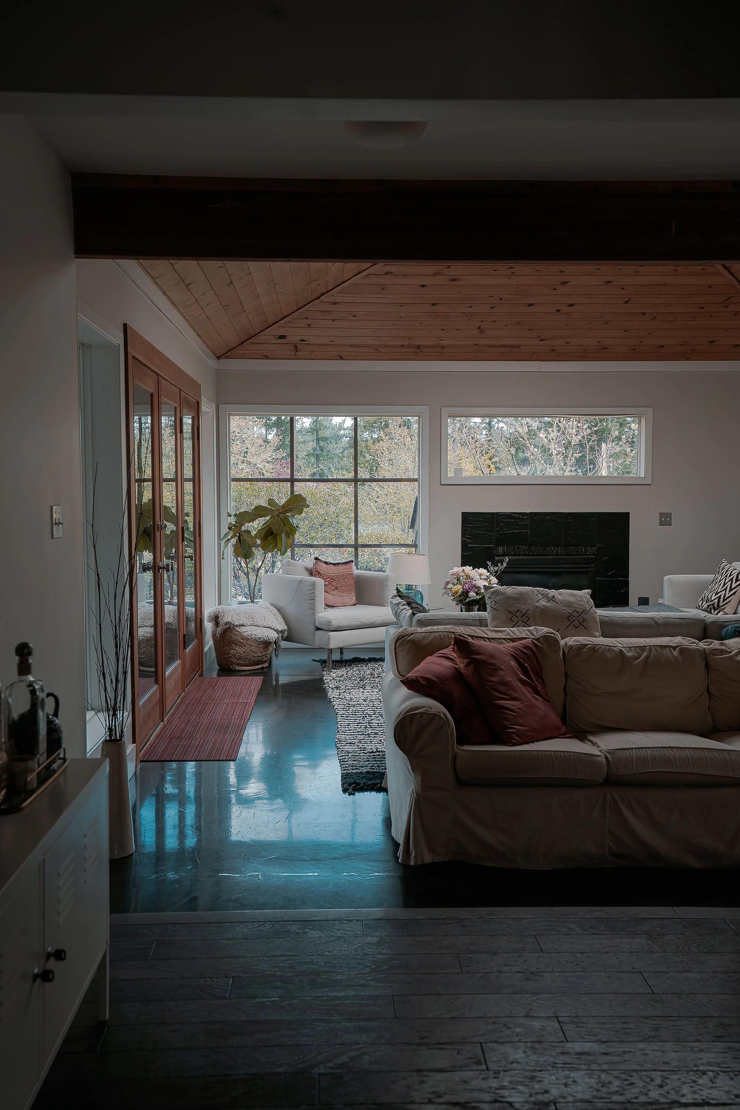 INTERIOR Nikki's Place Front Living Room OREGON APR 2025.jpg