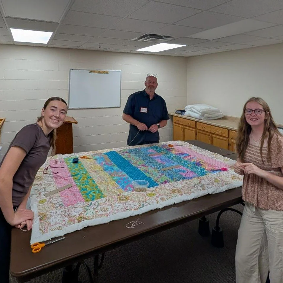 π§Ήππ§΅
Yesterday we spent time serving God and our community! Groups visited the River Falls Food Pantry to help clean up, stuck around church to package birthday cake supplies and snack bags for the Backpack Program, and helped create quilts for Lut