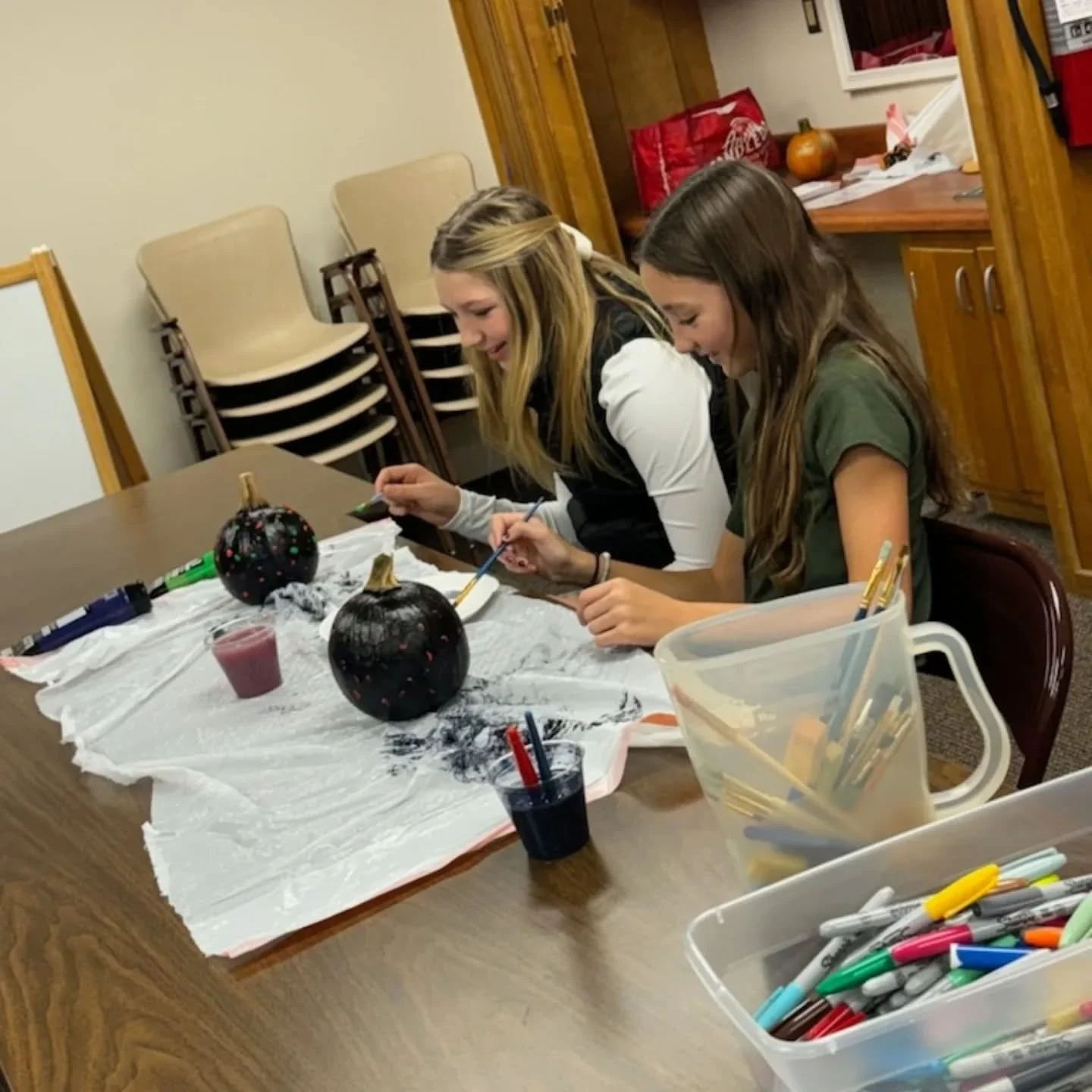 🖌️🎨🎃Pumpkin painting is for more than just older kids!! The 56 Club spent time on Sunday getting a little messy and saying goodbye to Halloween!
#elcayouth #lutheran