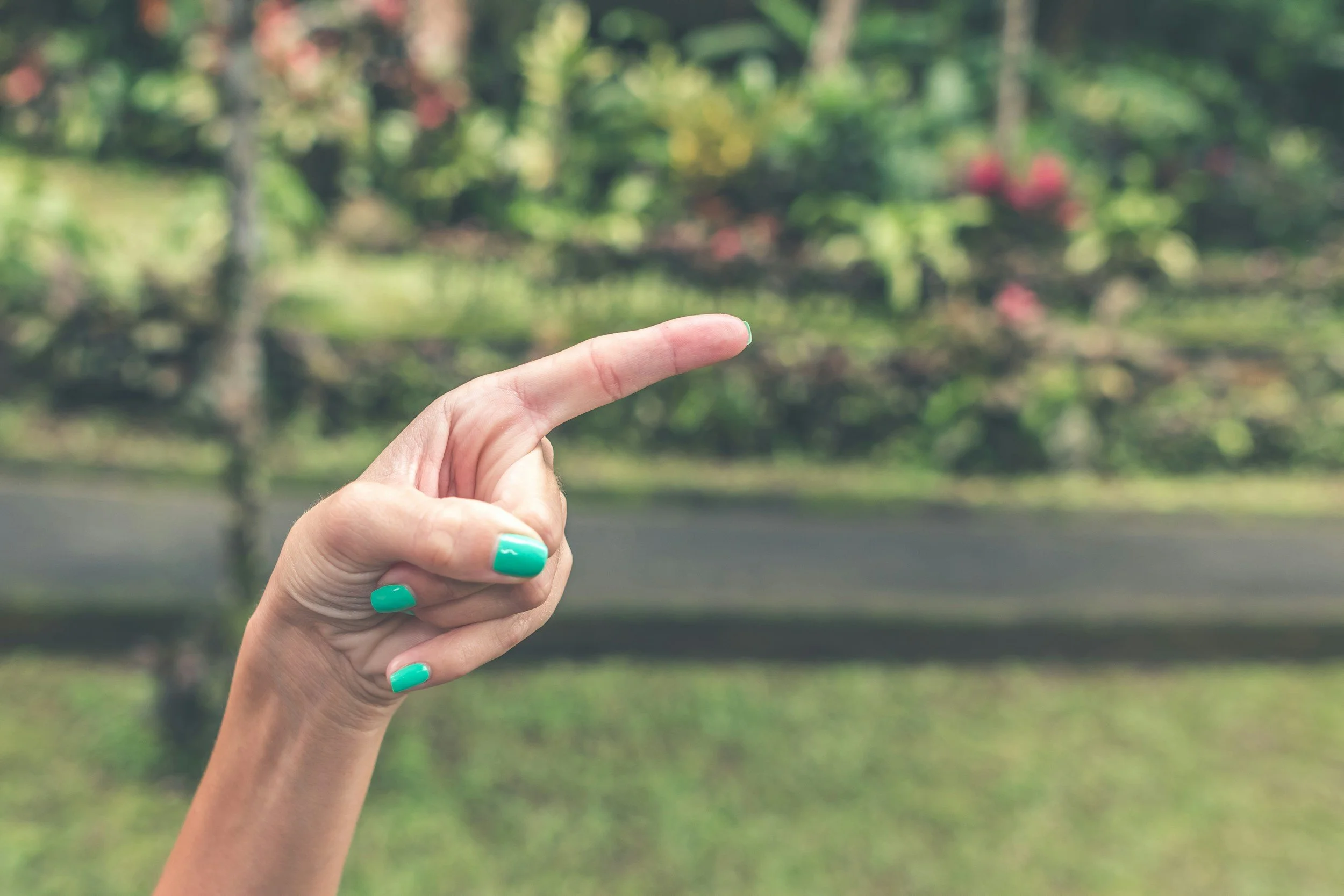 Tendencia: Las uñas verdes cromadas definirán el verano de 2024