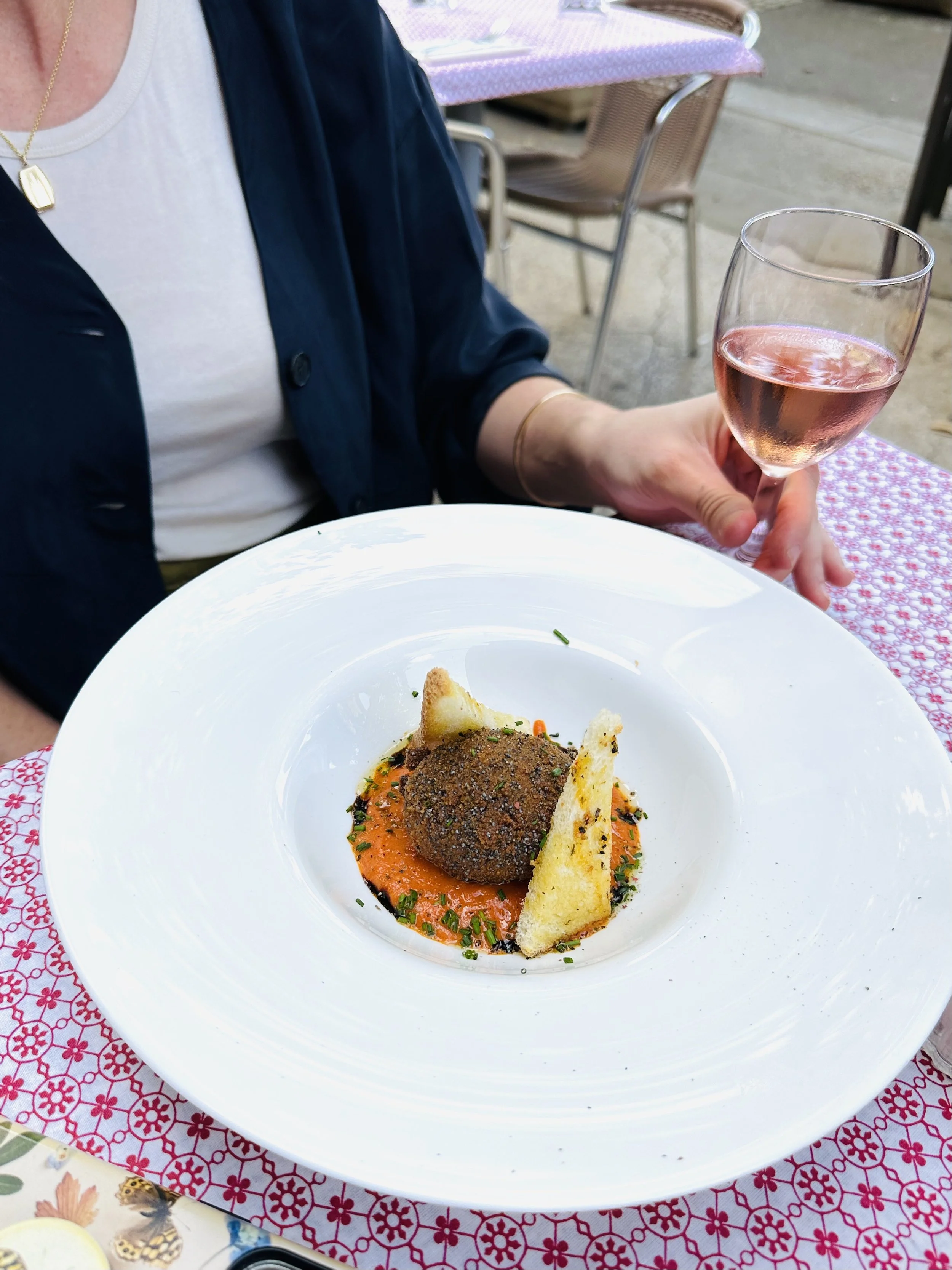 Entrée du bistrot le france avec du rosé en vin nature.