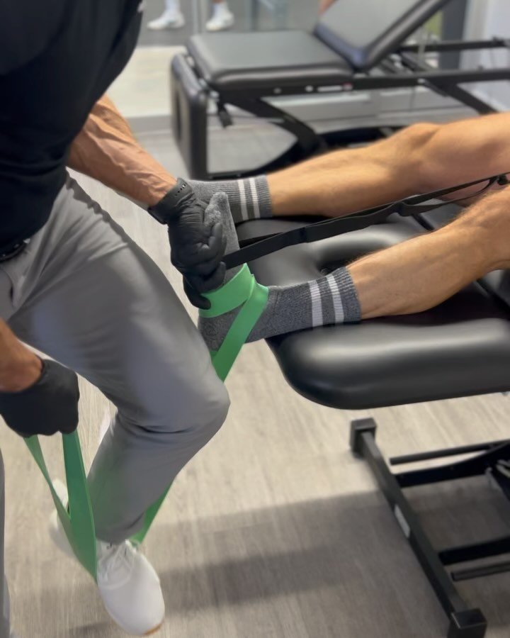 RAPIDLY 🚀 regain full ankle range of motion with a manual therapy technique known as &ldquo;Mobilization with movement&rdquo;
🔺improve ankle dorsiflexion
🔺decrease pain via gate control theory (stim Type II mechanoreceptors)
🔺restore normal joint