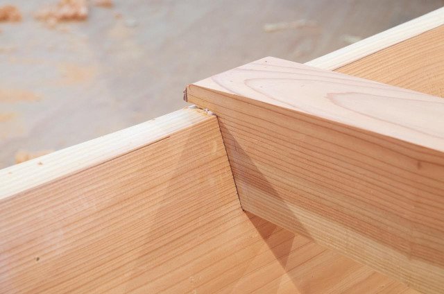 The single beam is fitted into a shallow mortise in the side planking.