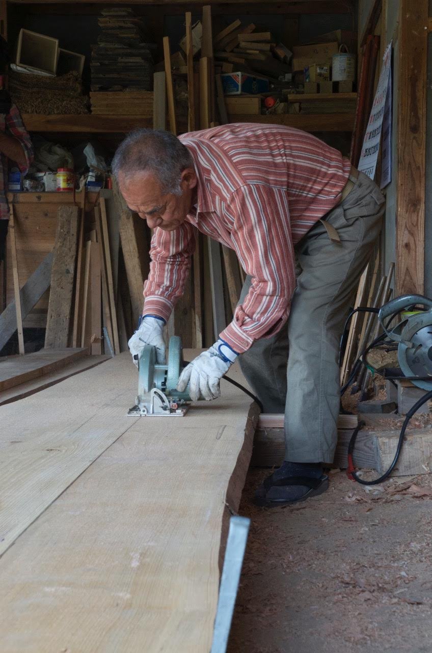 Mr. Murakami fitting the planks using the circular saw.