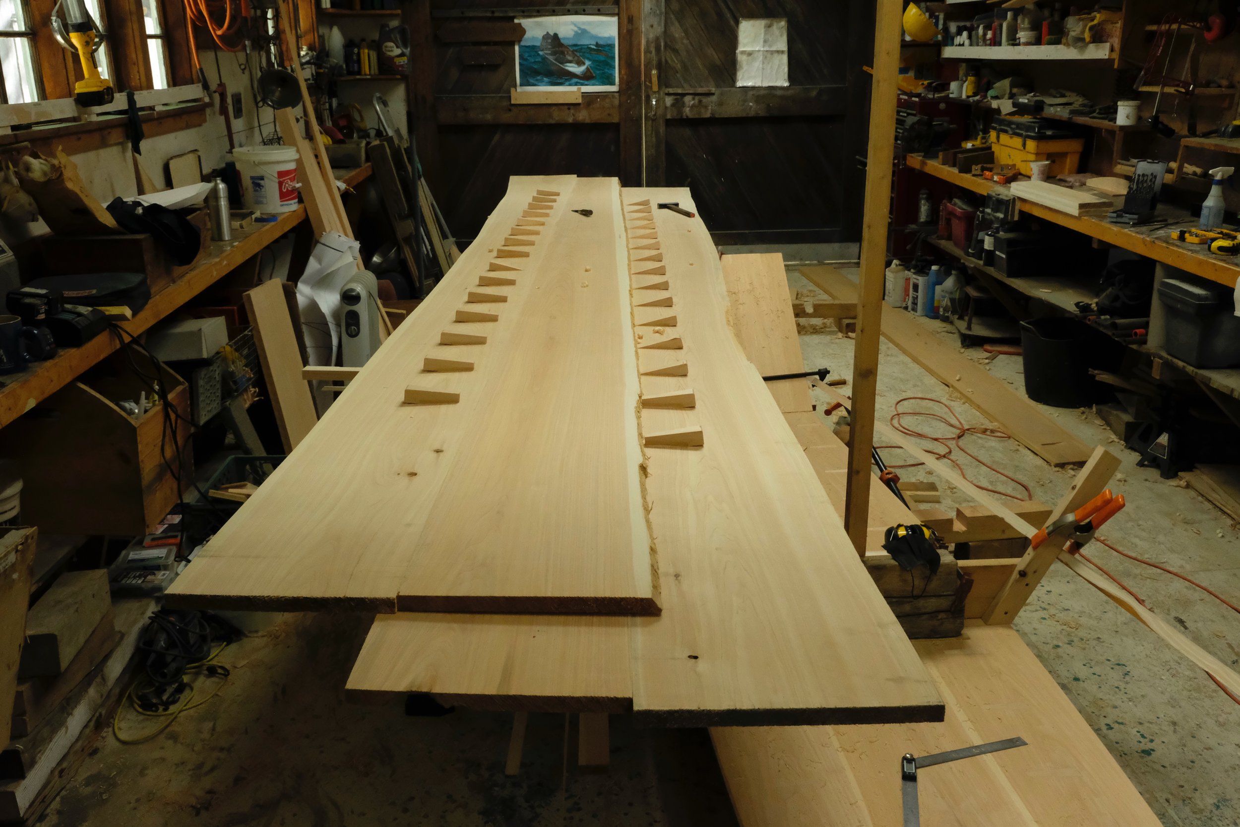 Each side plank is composed of two planks edge-fastened.