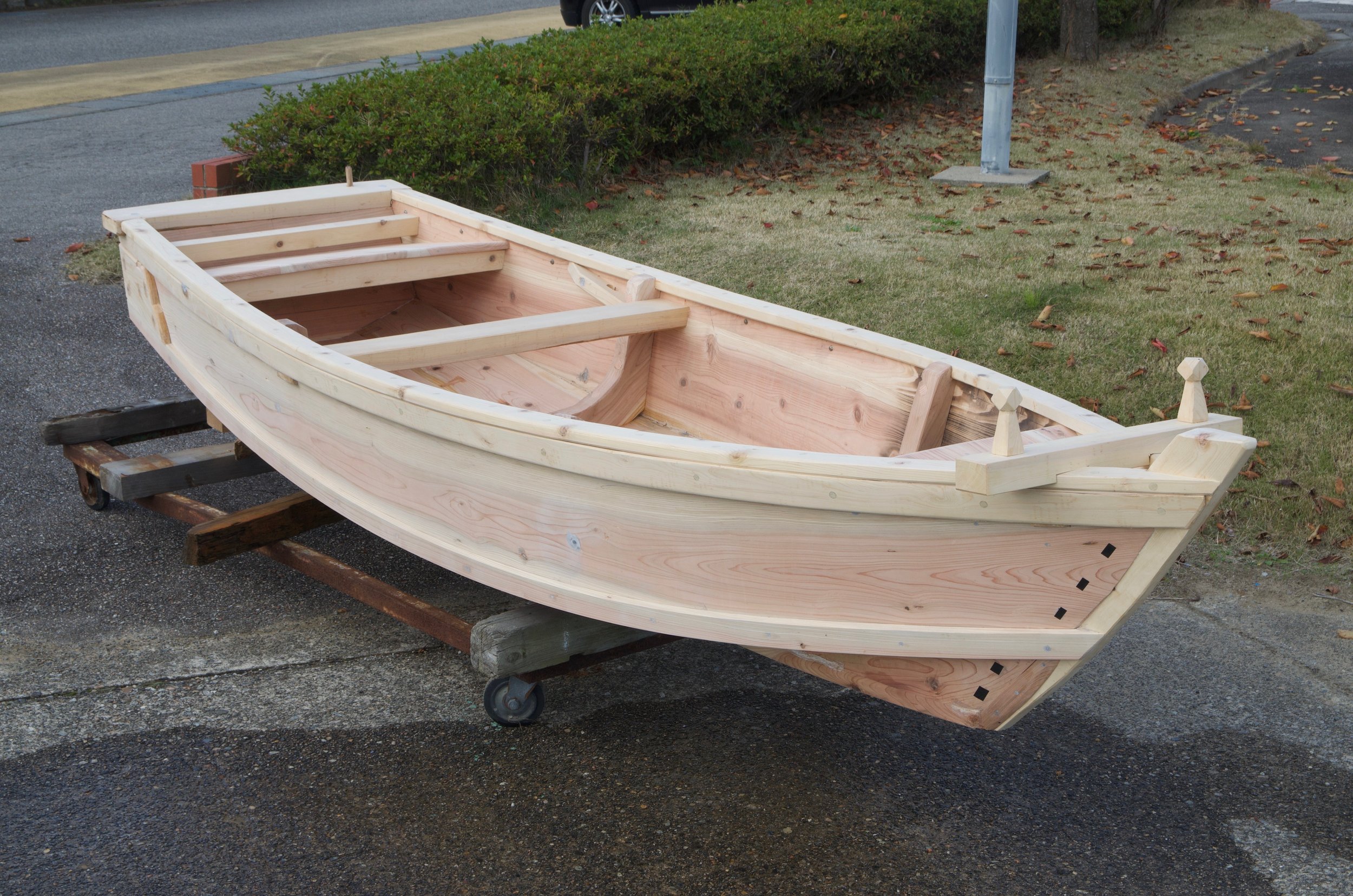 The finished tenmasen. Planking is cedar, gunwales are cypress.