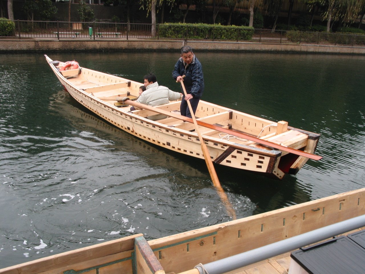 The chokibune is maneuvered in close quarters using the kai, or paddle.
