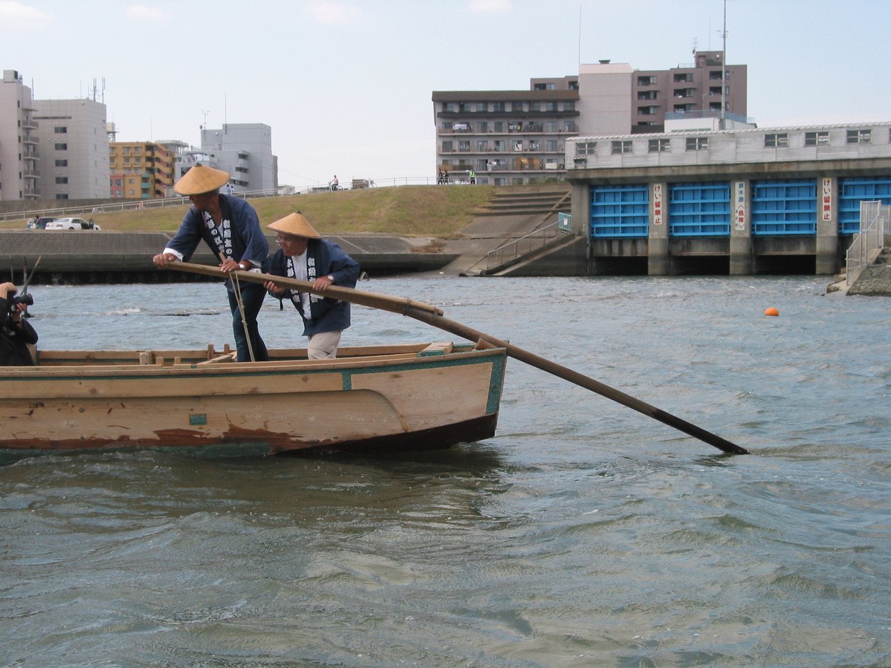 One advantage of the ro is that two people can easily use it when extra power is needed.