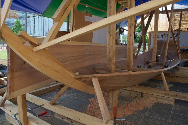 The sheer plank being wrapped around the boat before tracing its shape.