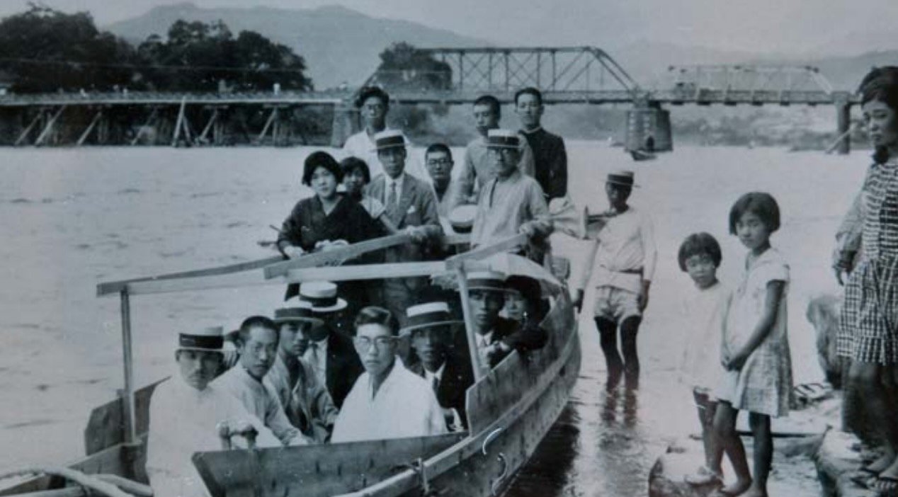 A tour in the 1920s. Note the thin splashboards mounted on the rail. Photo courtesy the Kumagawa Kudari.
