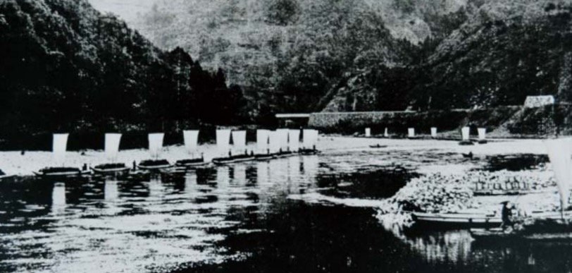 Historically similar boats were used to take cargo downriver and could return upstream with prevailing winds. Photo courtesy the Kumagawa Kudari.
