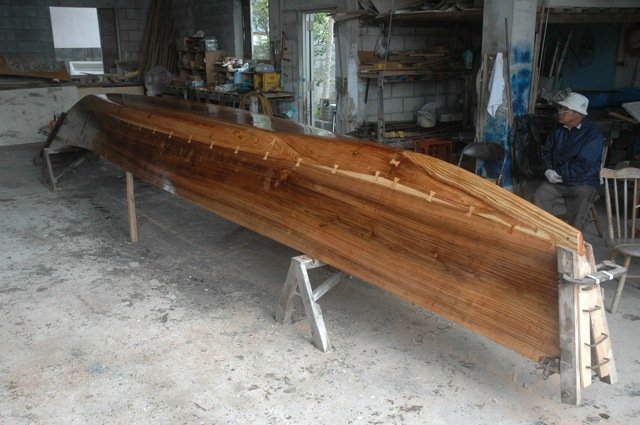 The huundu fastenings are visible along the seam between the side planking and the bottom. The boat has been oiled.