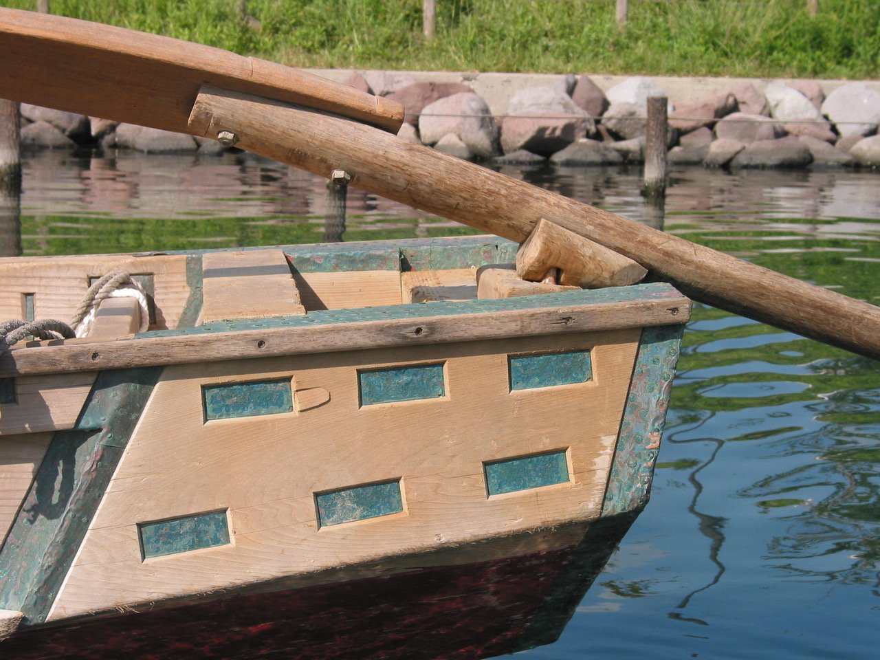The ro's socket is rounded, rotating over a pin (hardwood or iron) mounted on a softwood block.