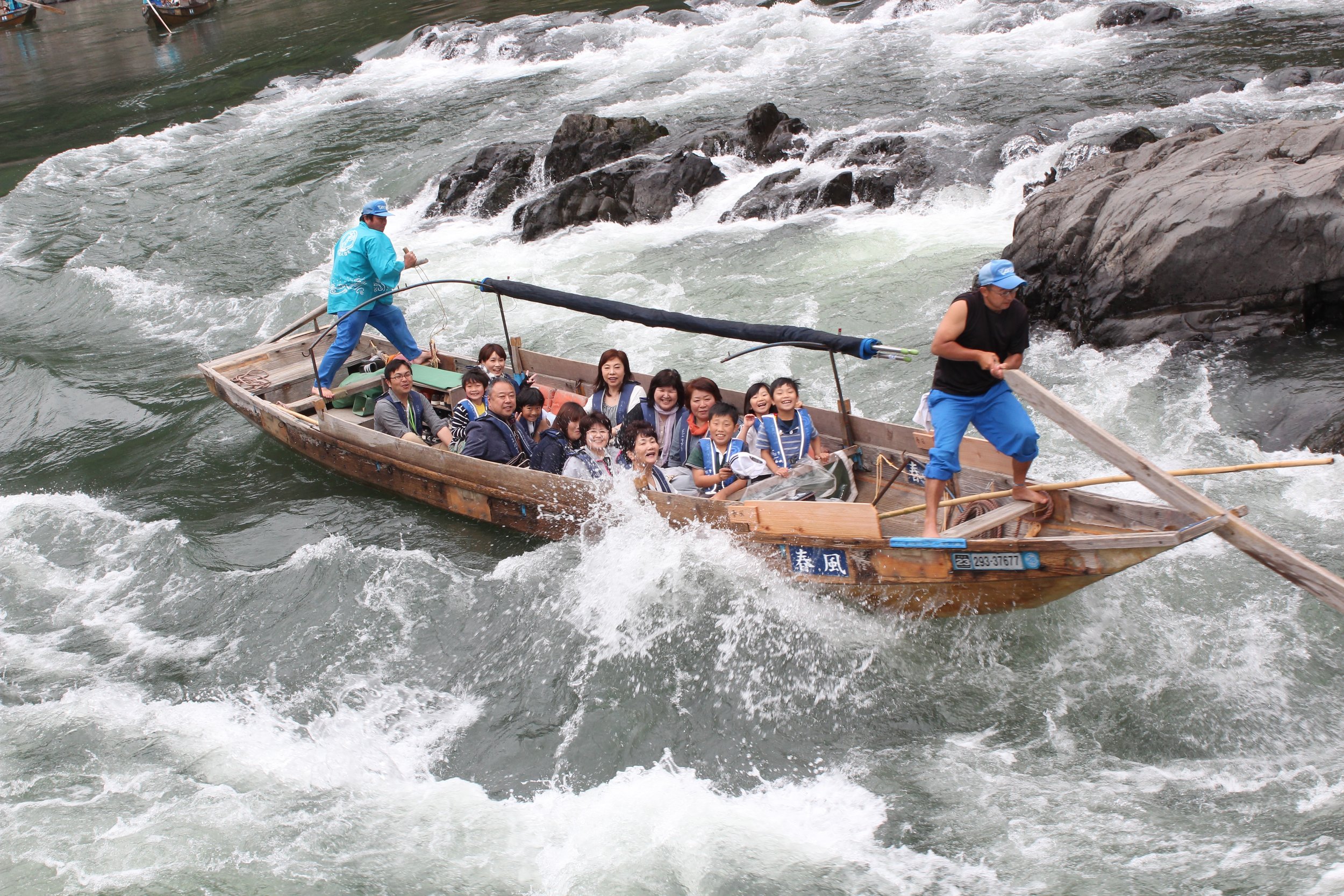 The position at the bow is considered the most highly-skilled job. Traditionally this position was hereditary. Photo courtesy the Kumagawa Kudari.