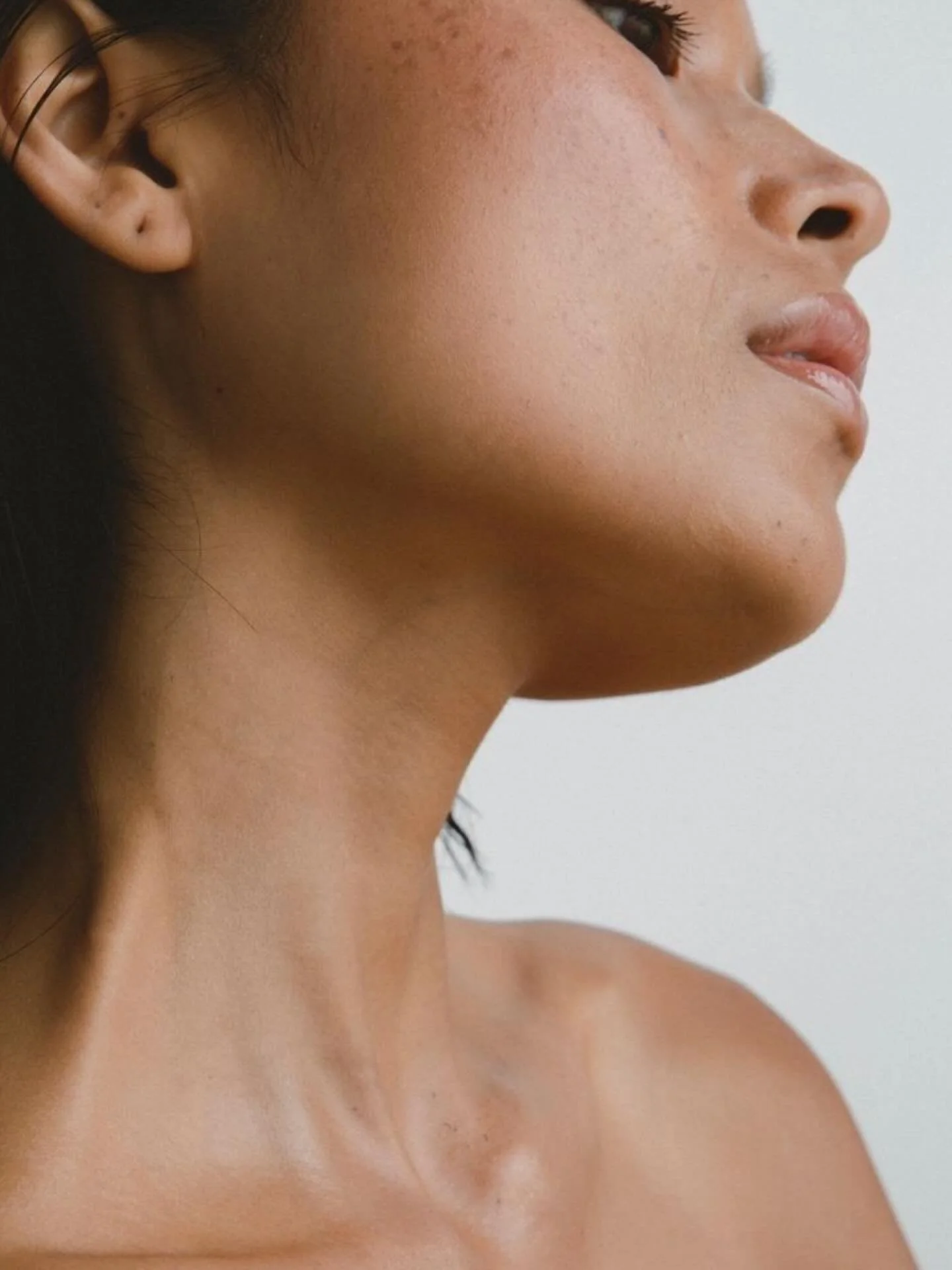 Define the jaw line.  Contact Lauren to find out about treatments. 

Spots filling up before Christmas x