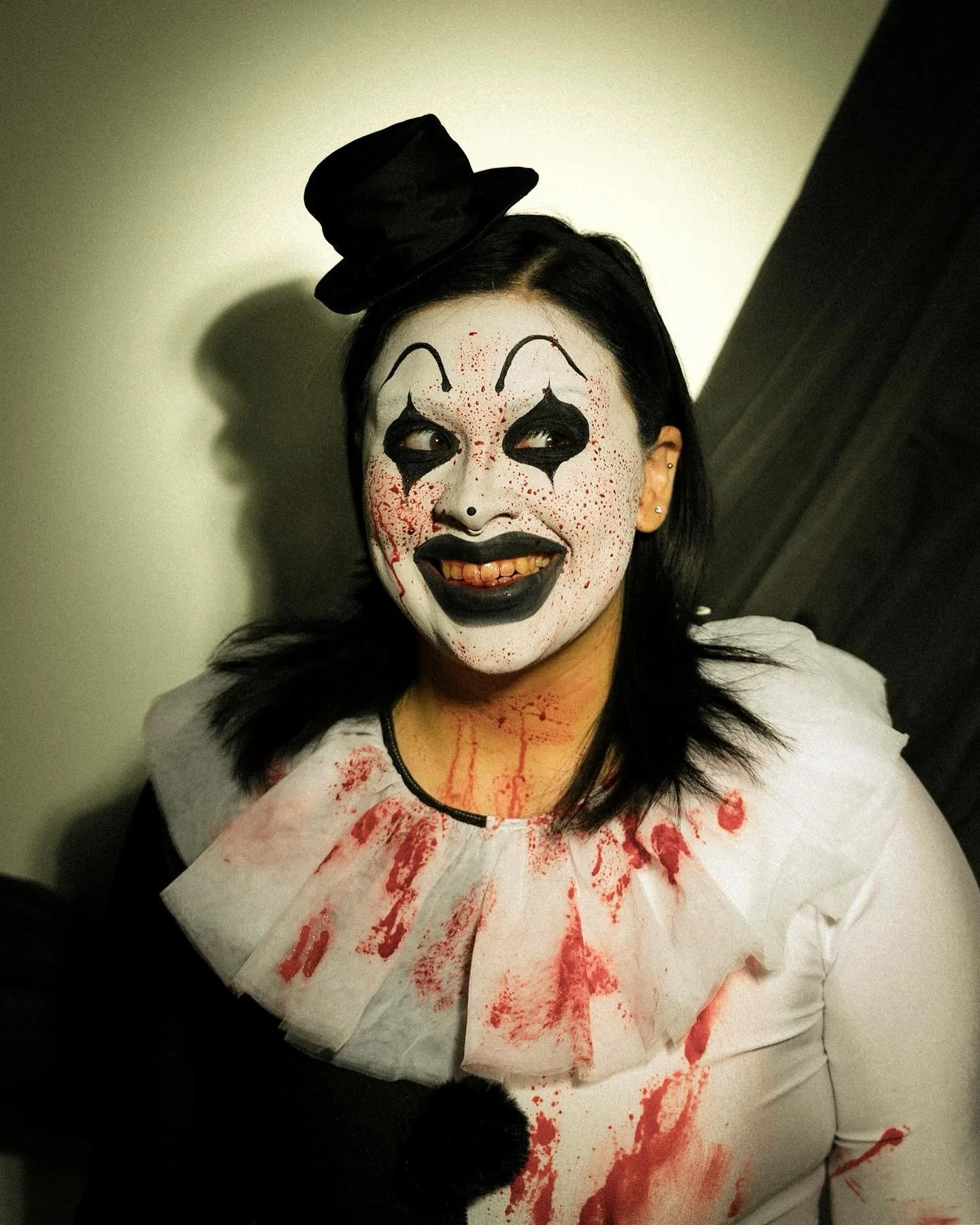 terrifier 🔪🤡🖤 
-
costume @fashionnovacurve 
photographer @cinemasammy 
editor moi 🔪
-
@rcmamakeup Makeup white powder 
@fentybeauty hydrating grip primer 
@ucanbemakeup athena cream palette 
@onesize stage white powder 
@aboutfacebeauty matte eye