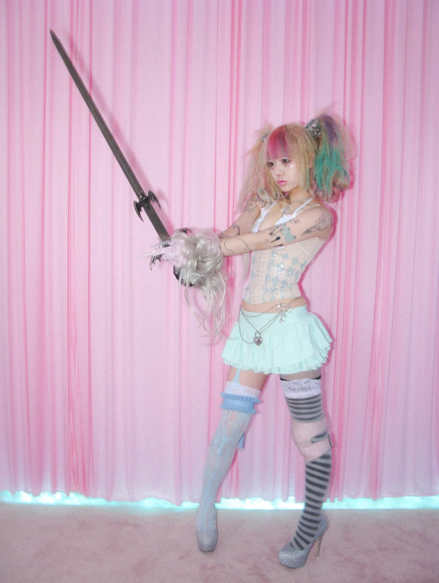 ⚔️🫧💘
Photography: @creepykelli
Production: @parttimechloe
Makeup: @alexv3nus
Hair: @andeeeeeeek
CD and Styling: @eventyrverden @partimechloe