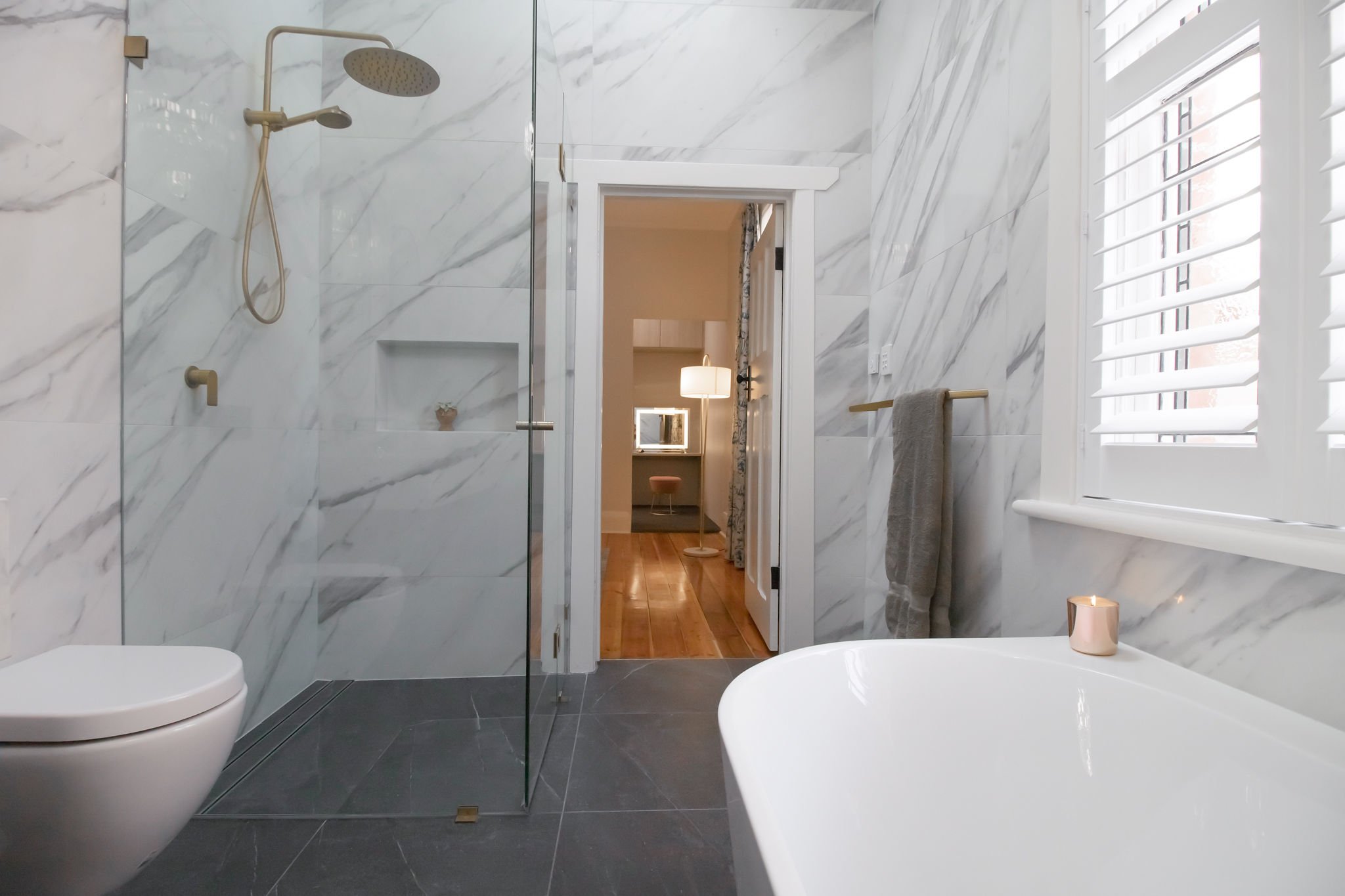 PDI-Donnabedroom-Bathroom-walkingwardroberoom(13).jpg