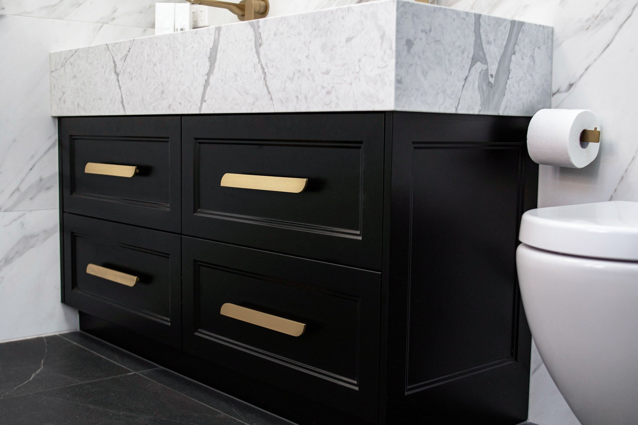 PDI-Donnabedroom-Bathroom-walkingwardroberoom(28).jpg