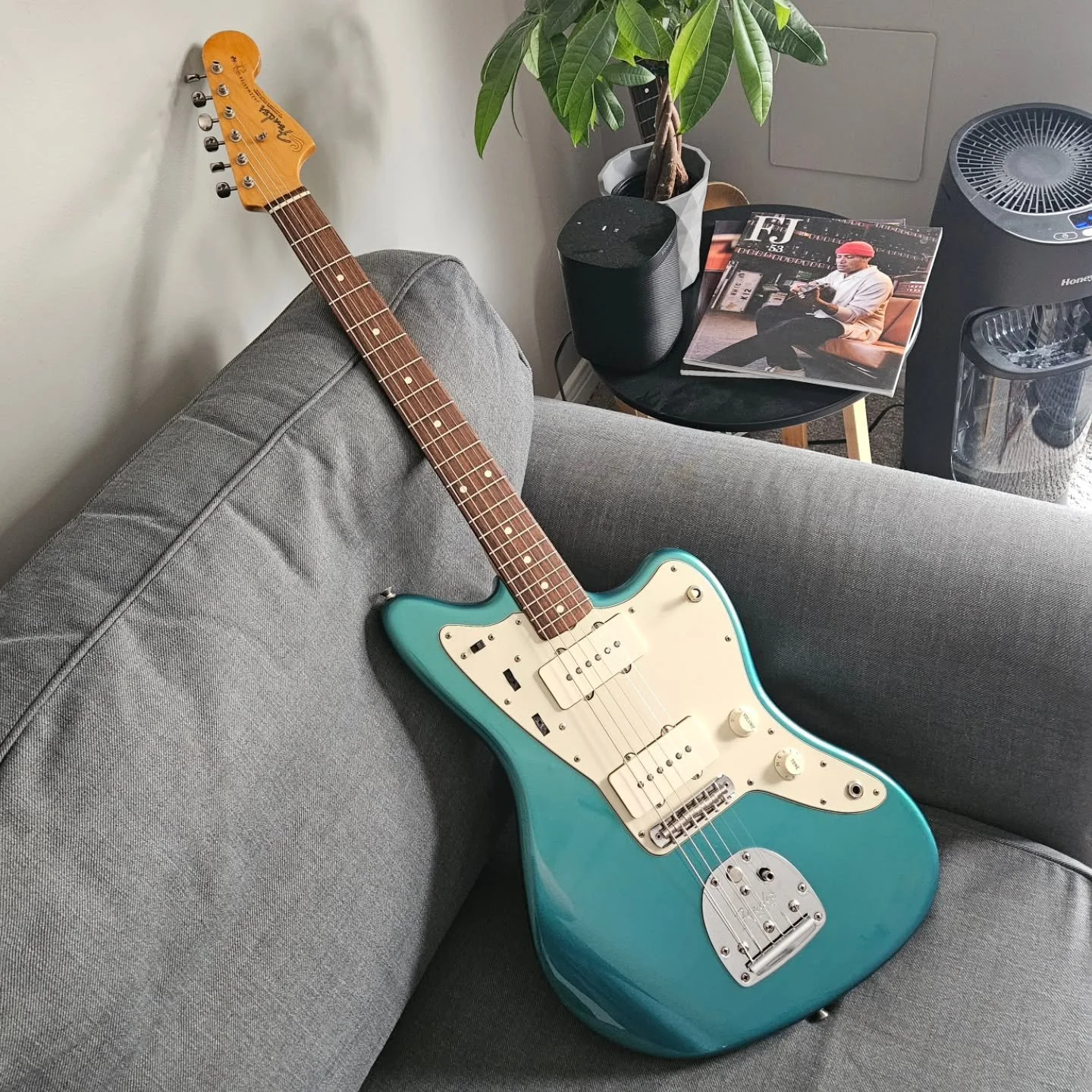 2003 Fender AVRI '62 Jazzmaster in Ocean Turquoise Metallic

Finished up this partial refin / overspray just in time for the owners birthday ! 🎂

@oxfordsupply 

#whatsonyourbench #loothing #guitarrepair #theloothgroup

#fenderguitars #fenderguitar 