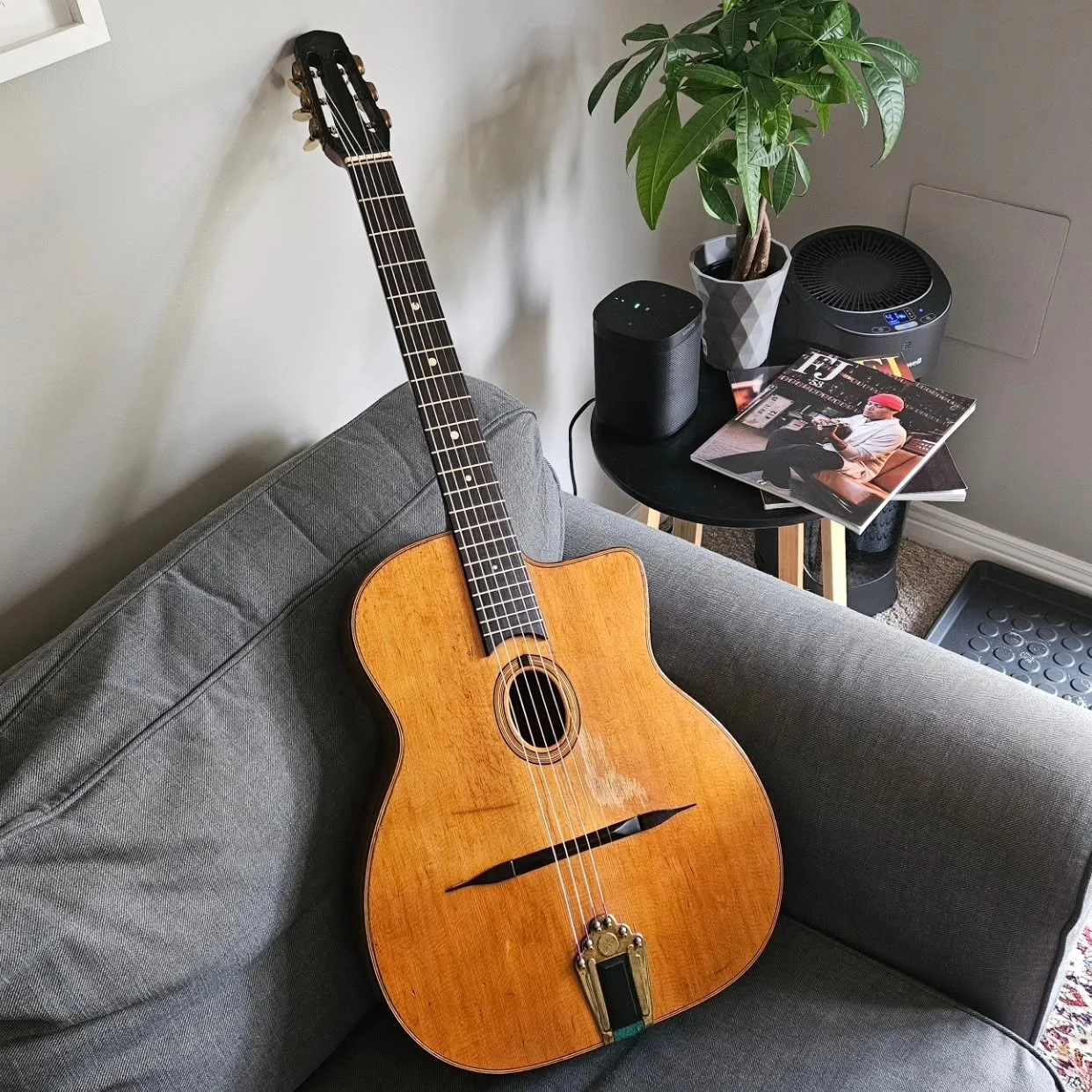 1942 Selmer Petite Bouche

A pretty special visitor in the shop this week. This was the 26th guitar to leave the Selmer workshop after Djangos prized instrument was built.

#whatsonyourbench #loothing #guitarrepair #theloothgroup

 #vintageguitar #vi