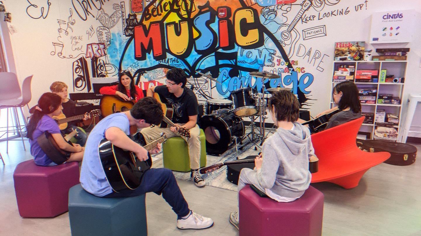 Group Music Class at the Alex Music Lab in the @brentwoodfamilyymca was awesome 😎

Thanks to @jacksonwanderson for joining us today and bringing his great musical skills. 

Visit RememberAlex.com to sign up to be part of our Music + Songwriting clas