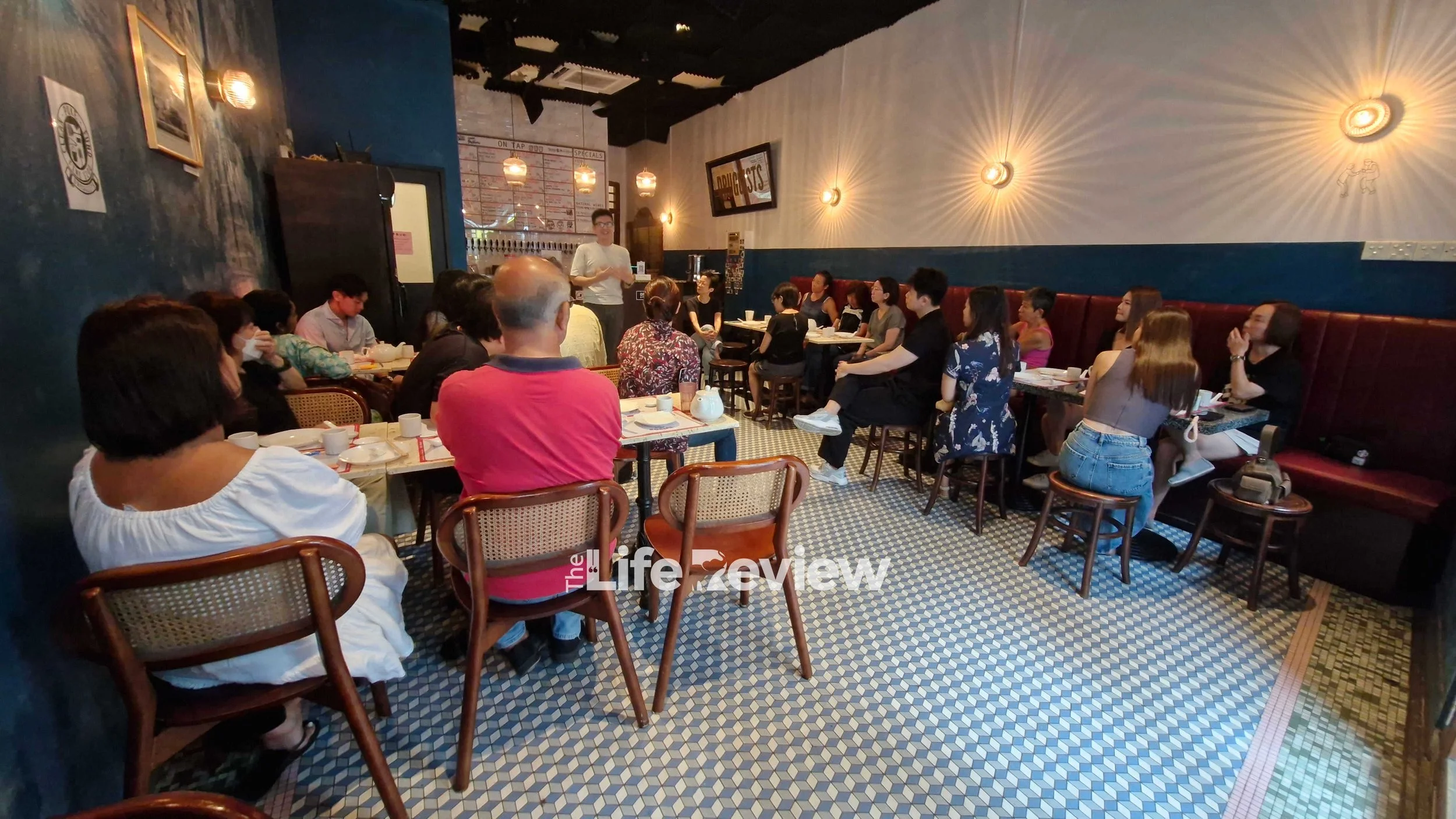 她无惧忌讳在餐桌上谈论死亡