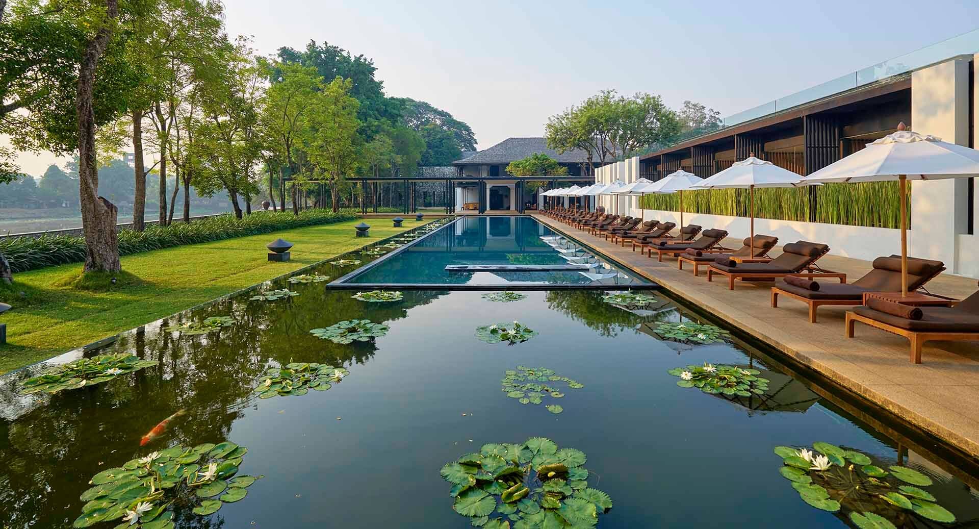 Stap in een wereld van Aziatische elegantie aan de oevers van de betoverende Mae Ping rivier in Chiang Mai. Dit hotel is &eacute;&eacute;n van de meest elegante en stijlvolle hotels in Noord-Thailand. 

Het resort heeft een heerlijk zwembad aan de ri