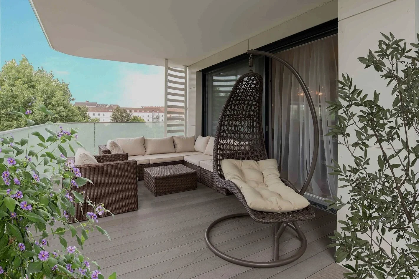 Geräumige Terrasse als grüne Erweiterung des Wohnraums – Interior Design mit Outdoor-Komfort.