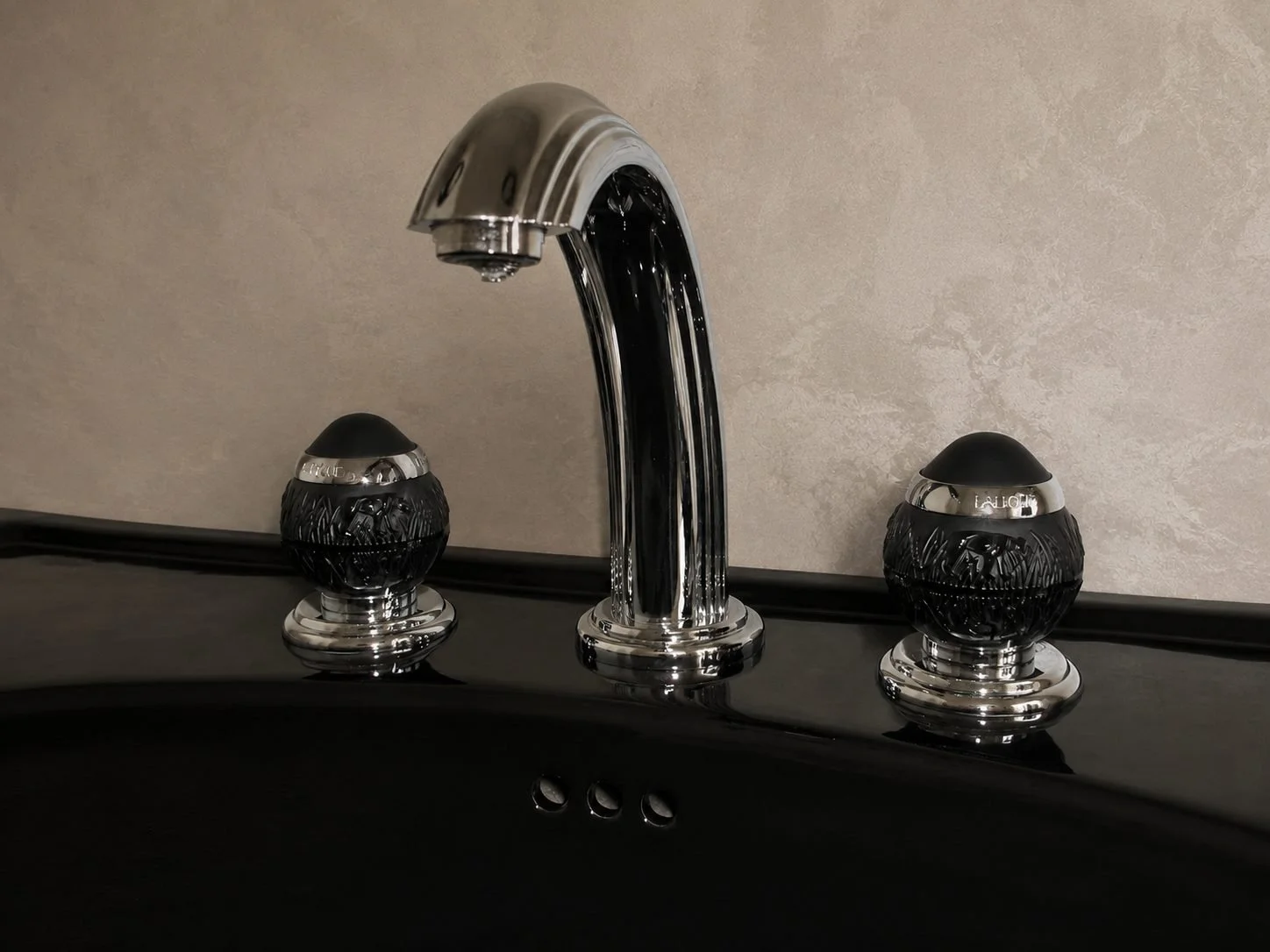 Armaturen von THG Paris mit dekorativen Kristallelementen von Lalique, eine luxuriöse Kombination aus Funktion und Design.