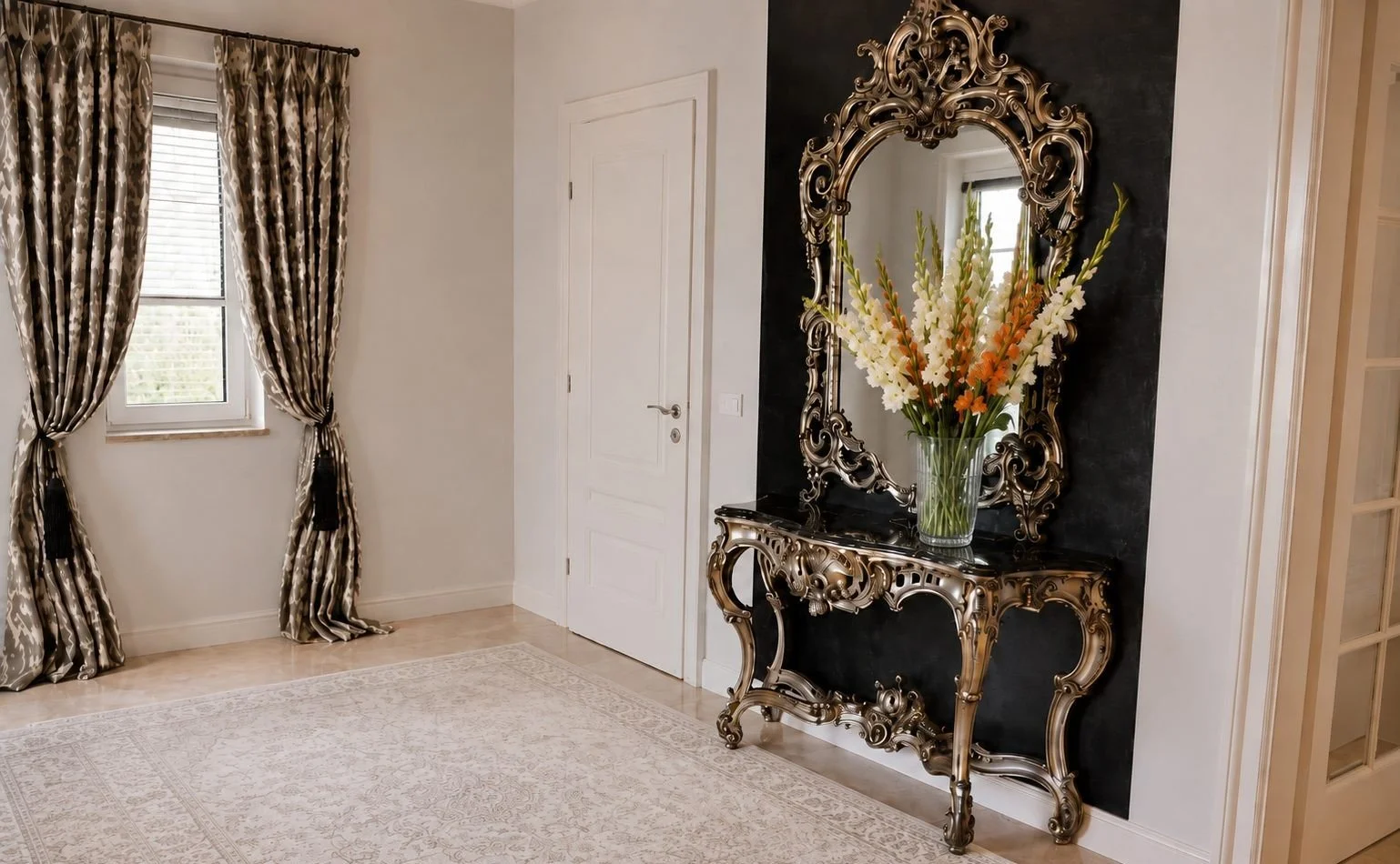Eleganter Eingangsbereich mit barocker Konsole und Spiegel, großem Blumenarrangement, gemusterten Vorhängen und hellem Teppich.