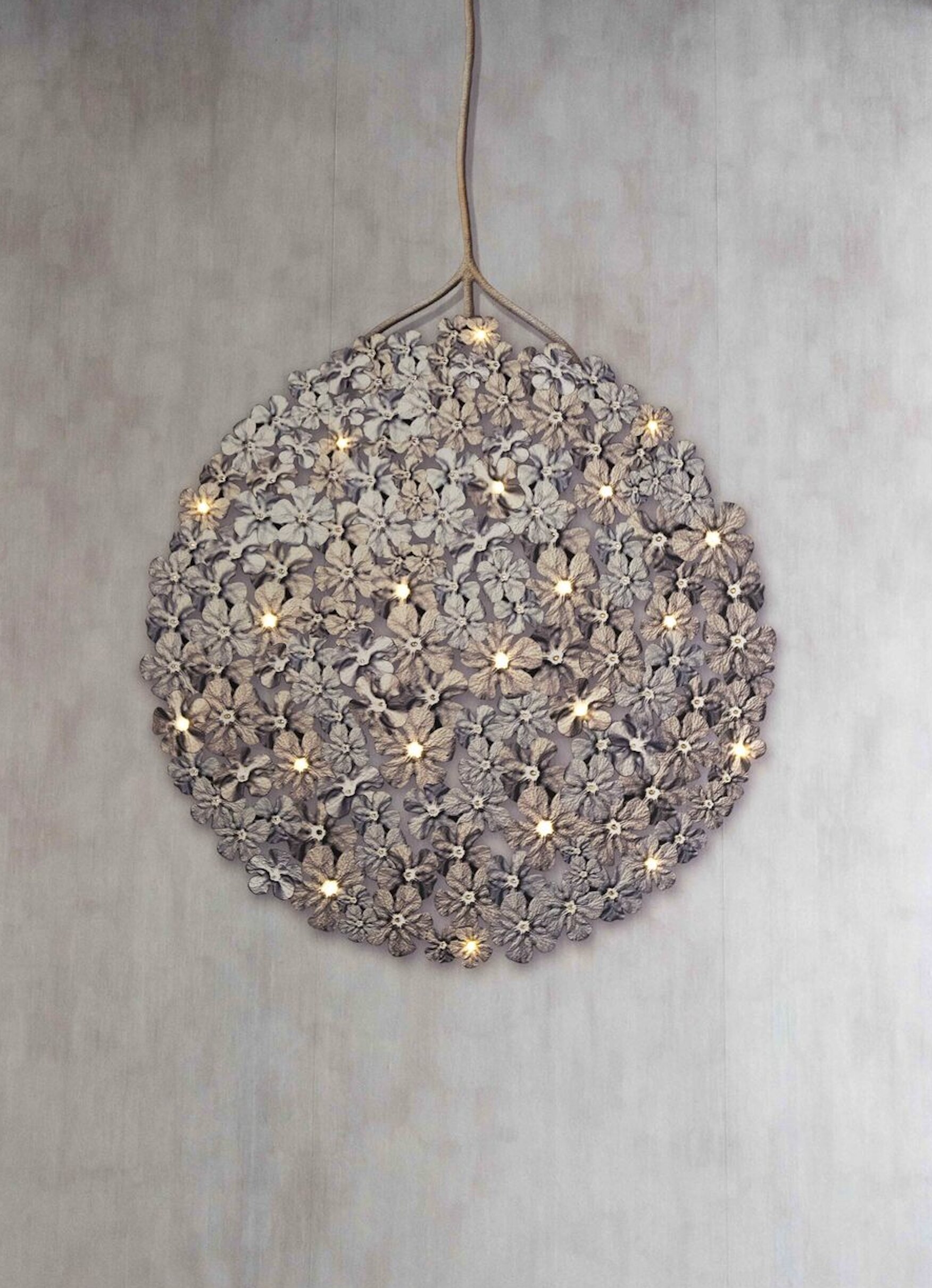 Detail Tapete von Meystyle (Modell Germanium) mit integrierter LED-Beleuchtung und Swarovski-Kristallen – außergewöhnliche Wandgestaltung im Lichtspiel.