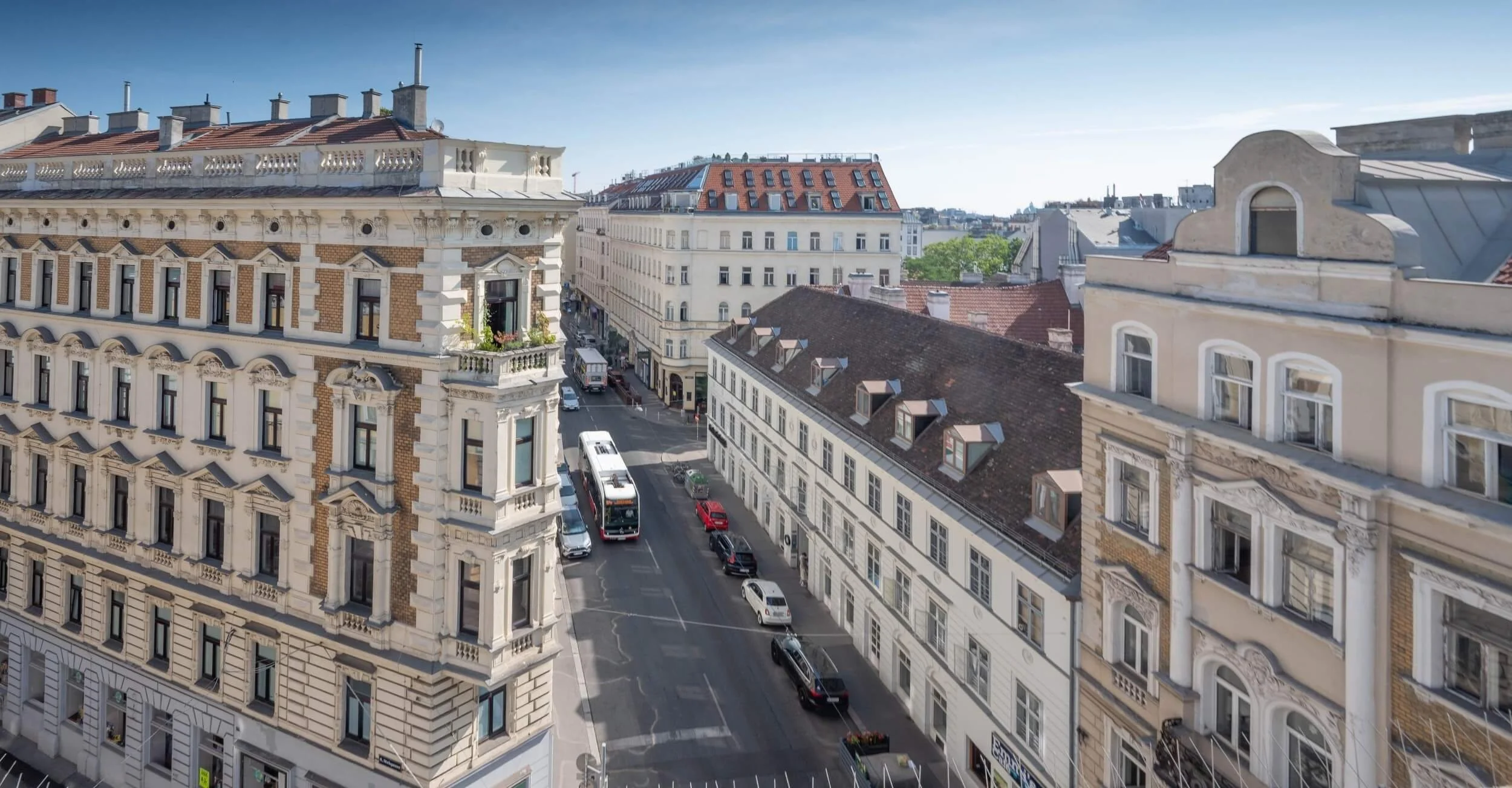 Ausblick aus dem Essbereich des Rooftop Apartments auf die gründerzeitliche Architektur und Dächer von 1060 Wien.