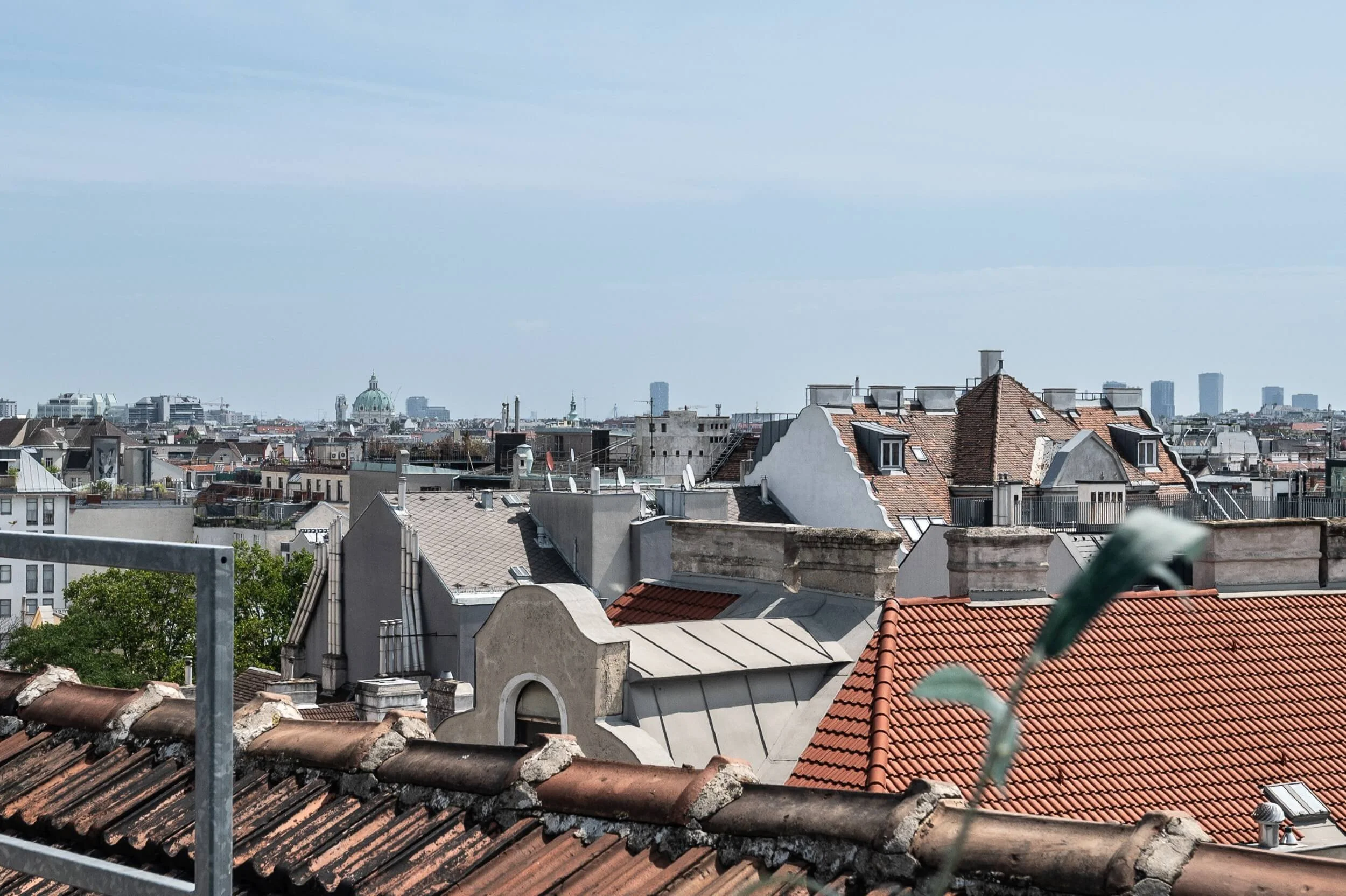 Weitläufiger Ausblick von der Dachterrasse des Rooftop Apartments über die historischen Dächer und die Wiener Skyline.