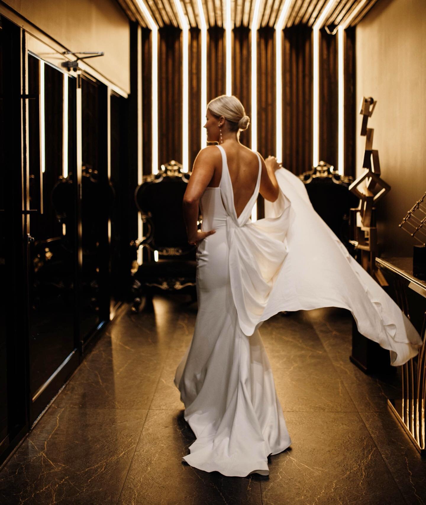 STUN ⭐️ What a bun, what a bride 😍

📸 @bethelandco_photography